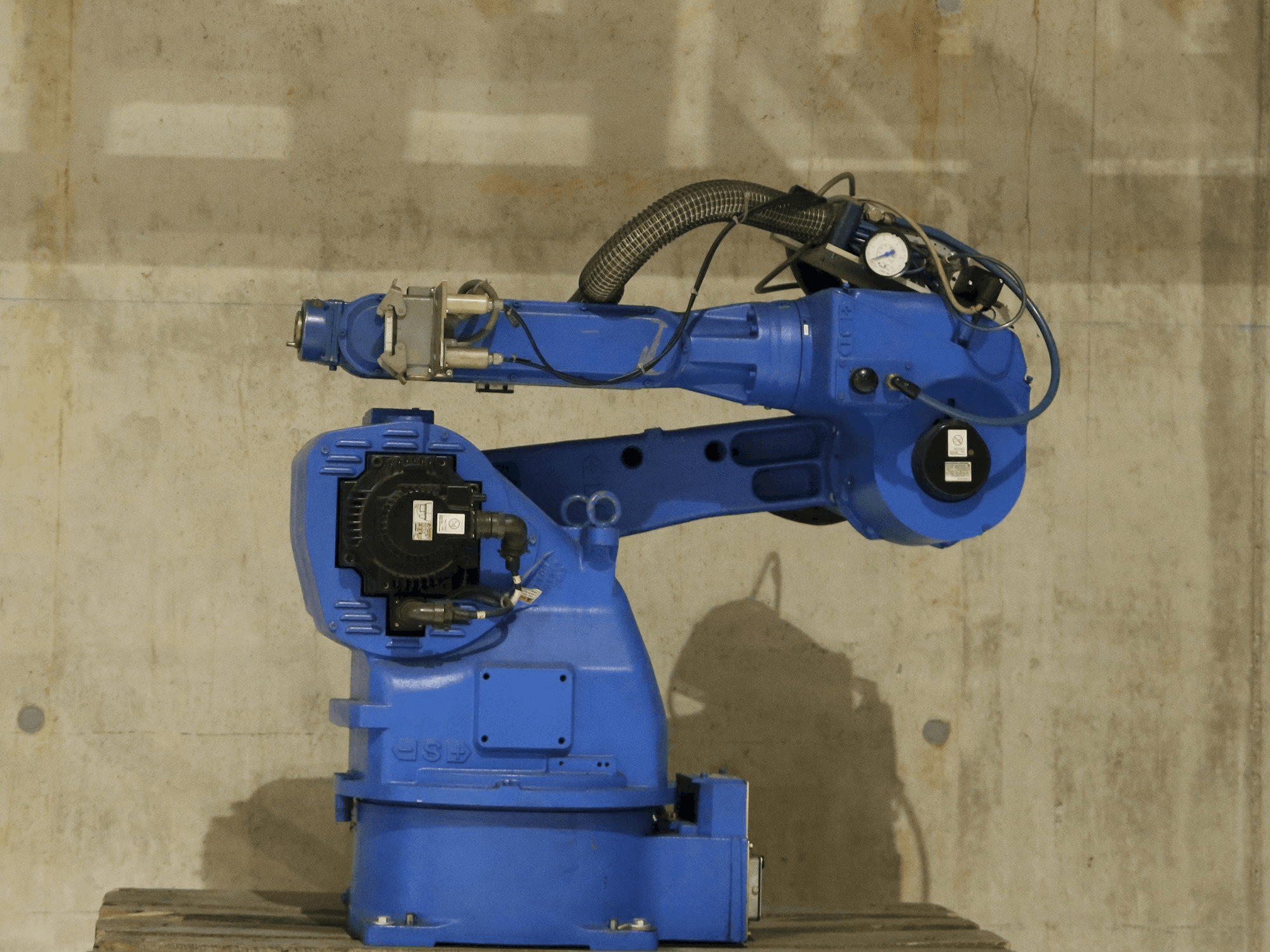 A Yaskawa Motoman UP20 gép bal oldali nézete