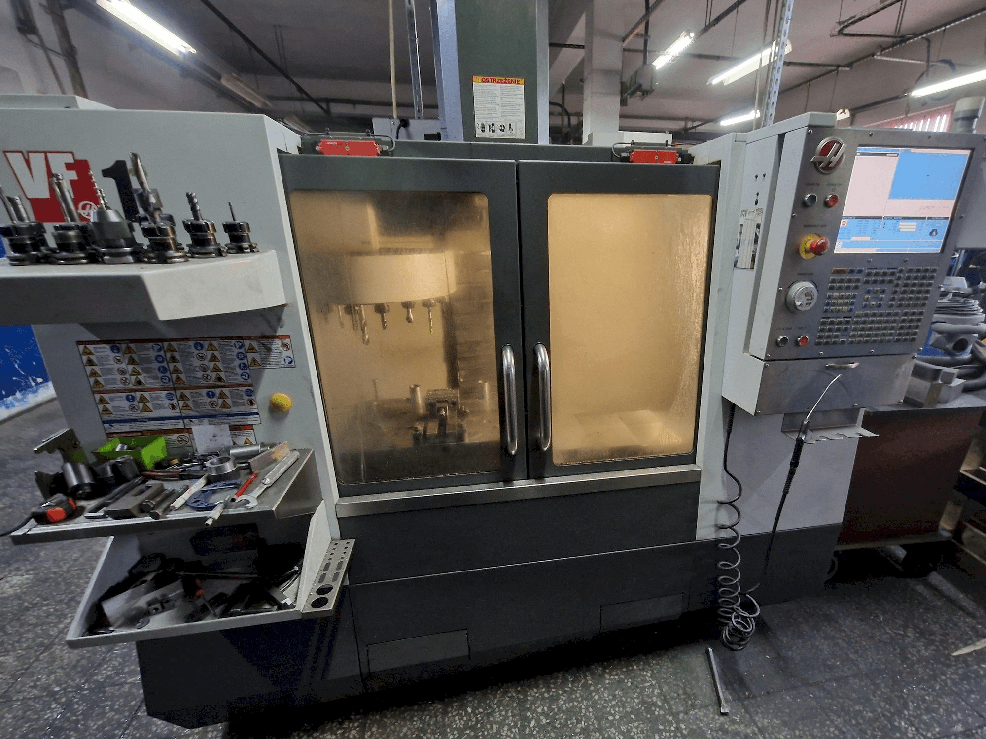 A HAAS VF-1 gép elölnézete