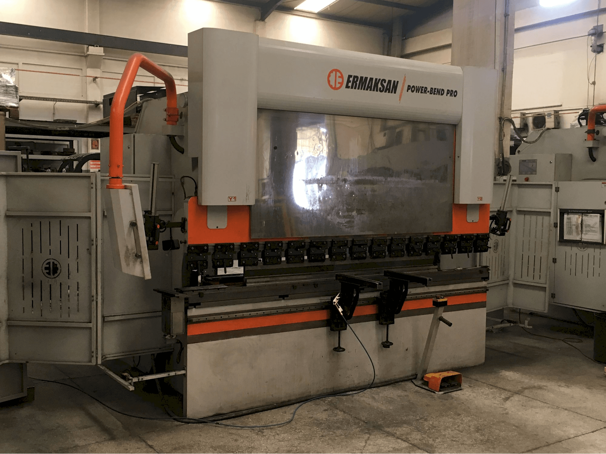 A ERMAKSAN POWER-BEND PRO 3100x135 gép bal oldali nézete