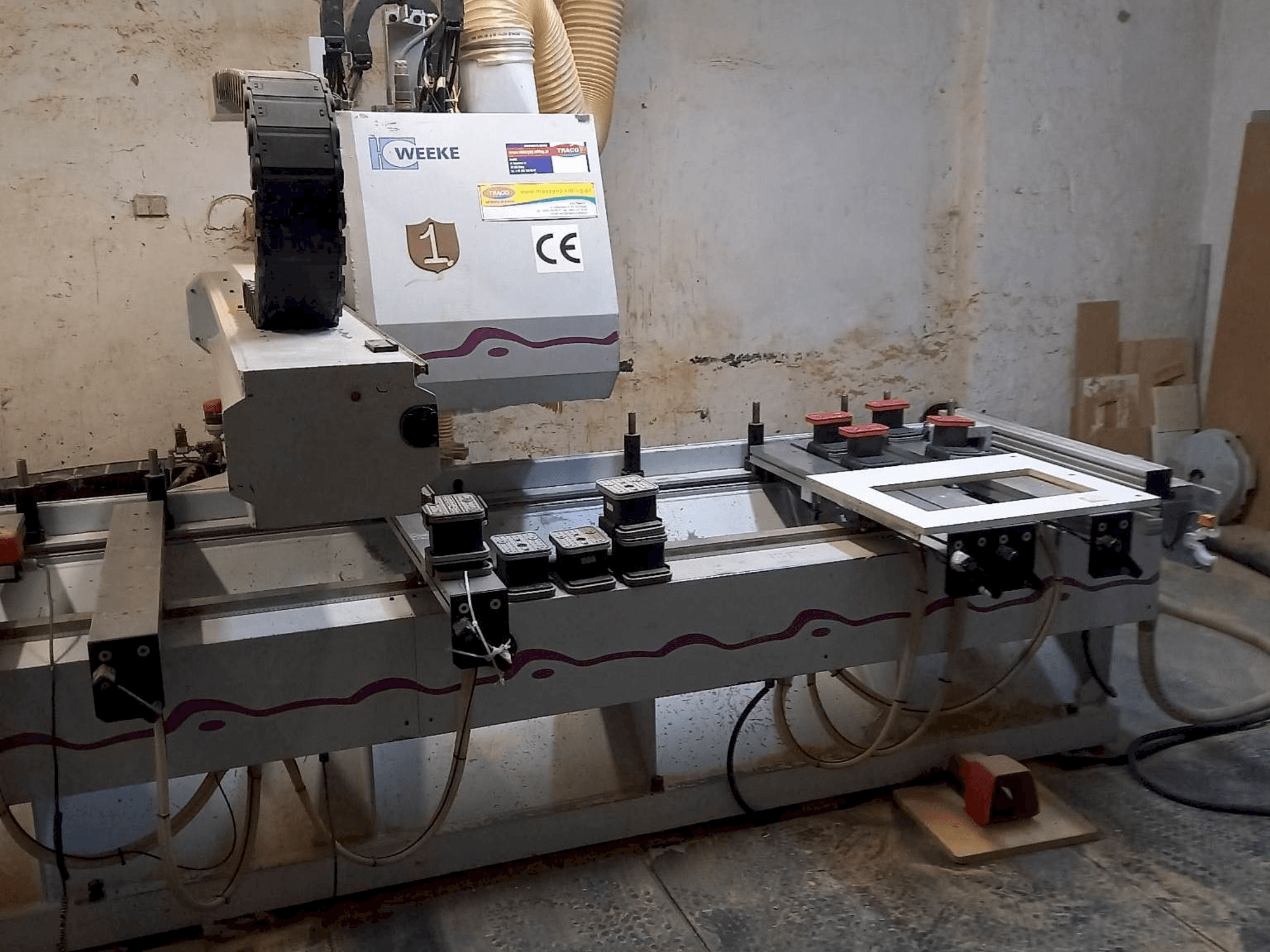 A Weeke Optimat BHC 280 gép elölnézete