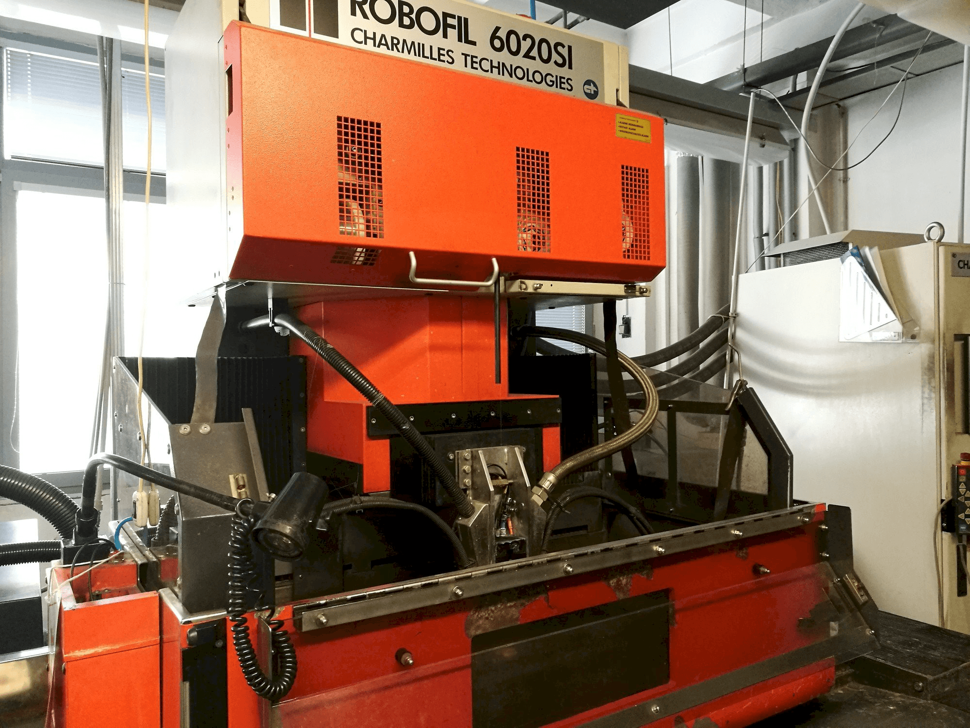 A CHARMILLES Robofil 6020 SI gép elölnézete