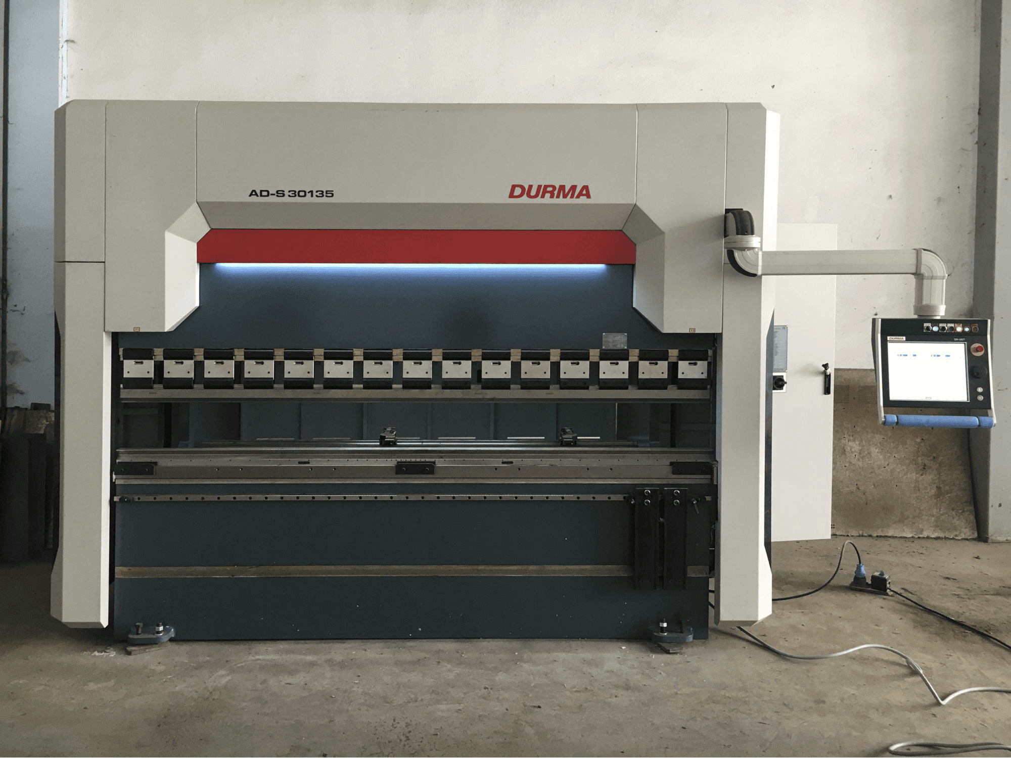 A Durma AD-S 30135 gép elölnézete