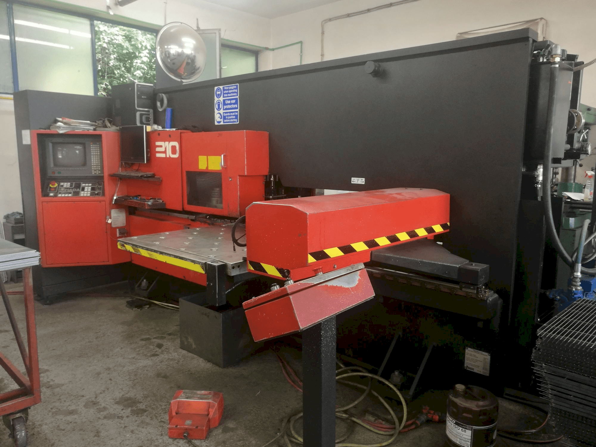A AMADA Arcade 210 gép elölnézete
