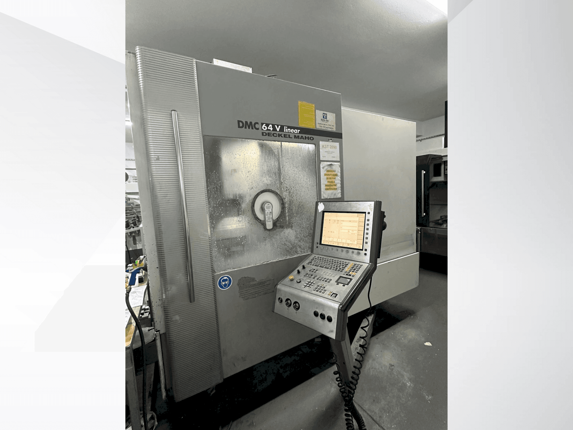 A DECKEL MAHO 64 V Linear gép elölnézete