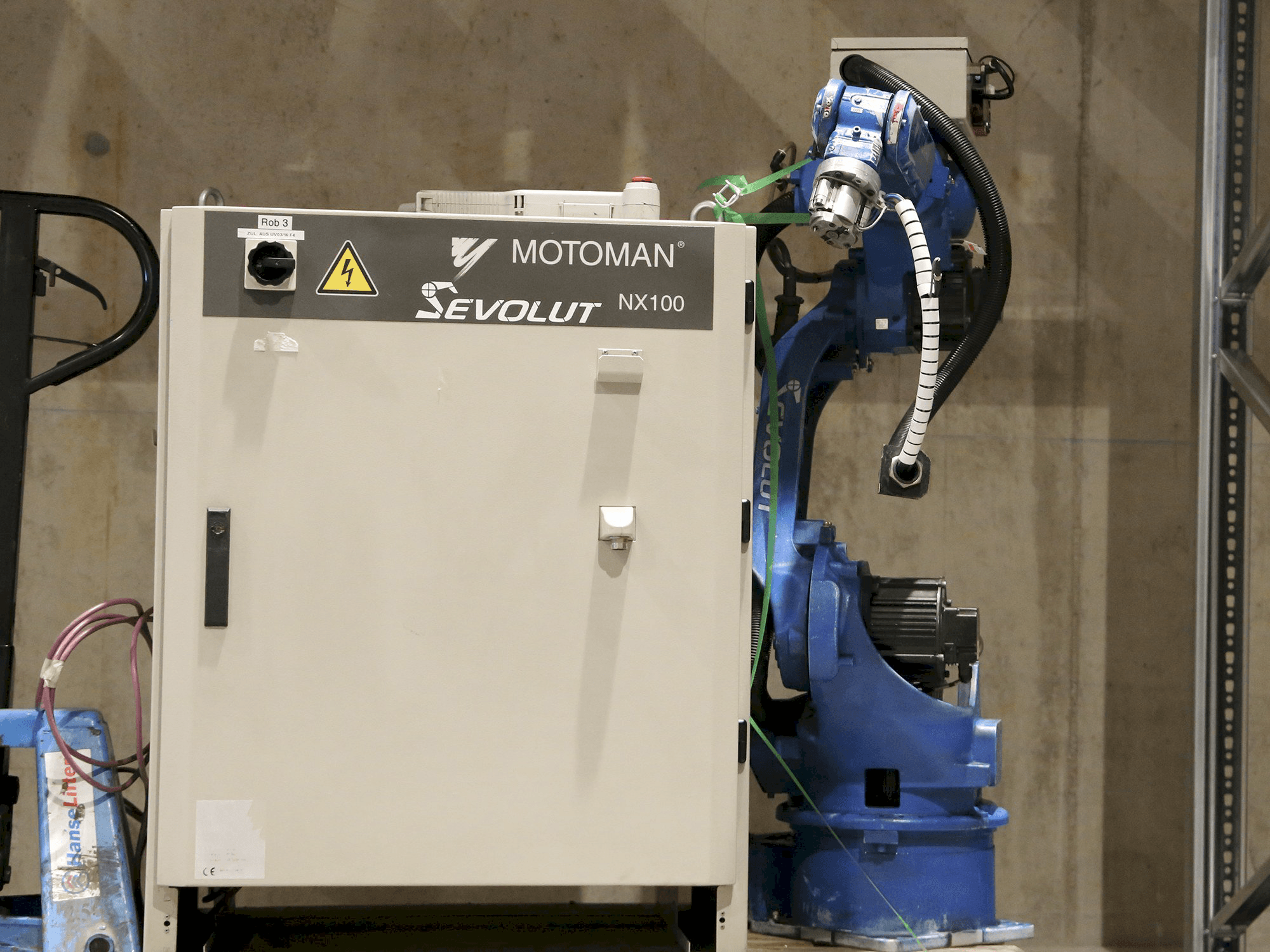 A Yaskawa Motoman HP6 gép elölnézete