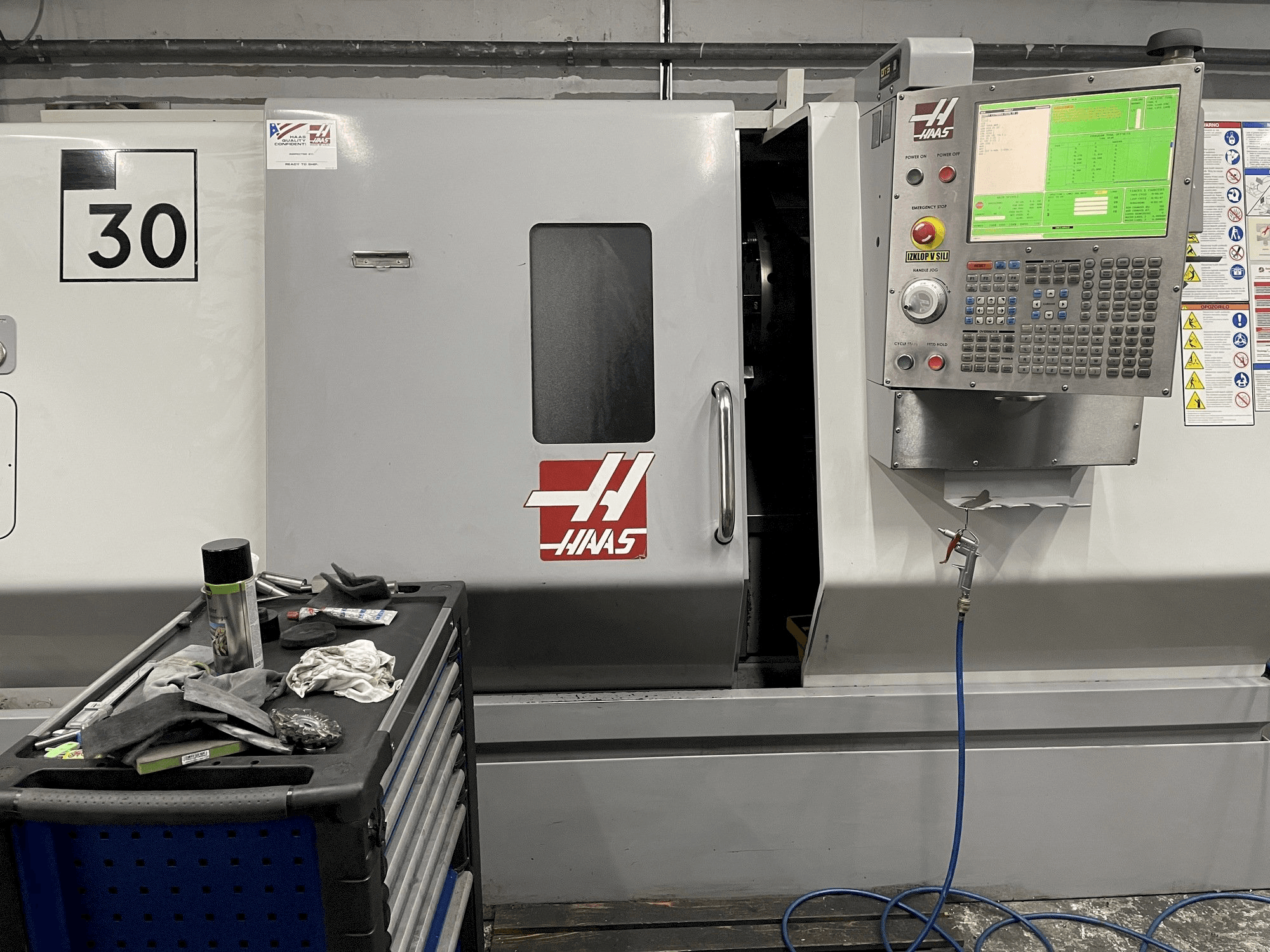 A HAAS SL-30 gép elölnézete