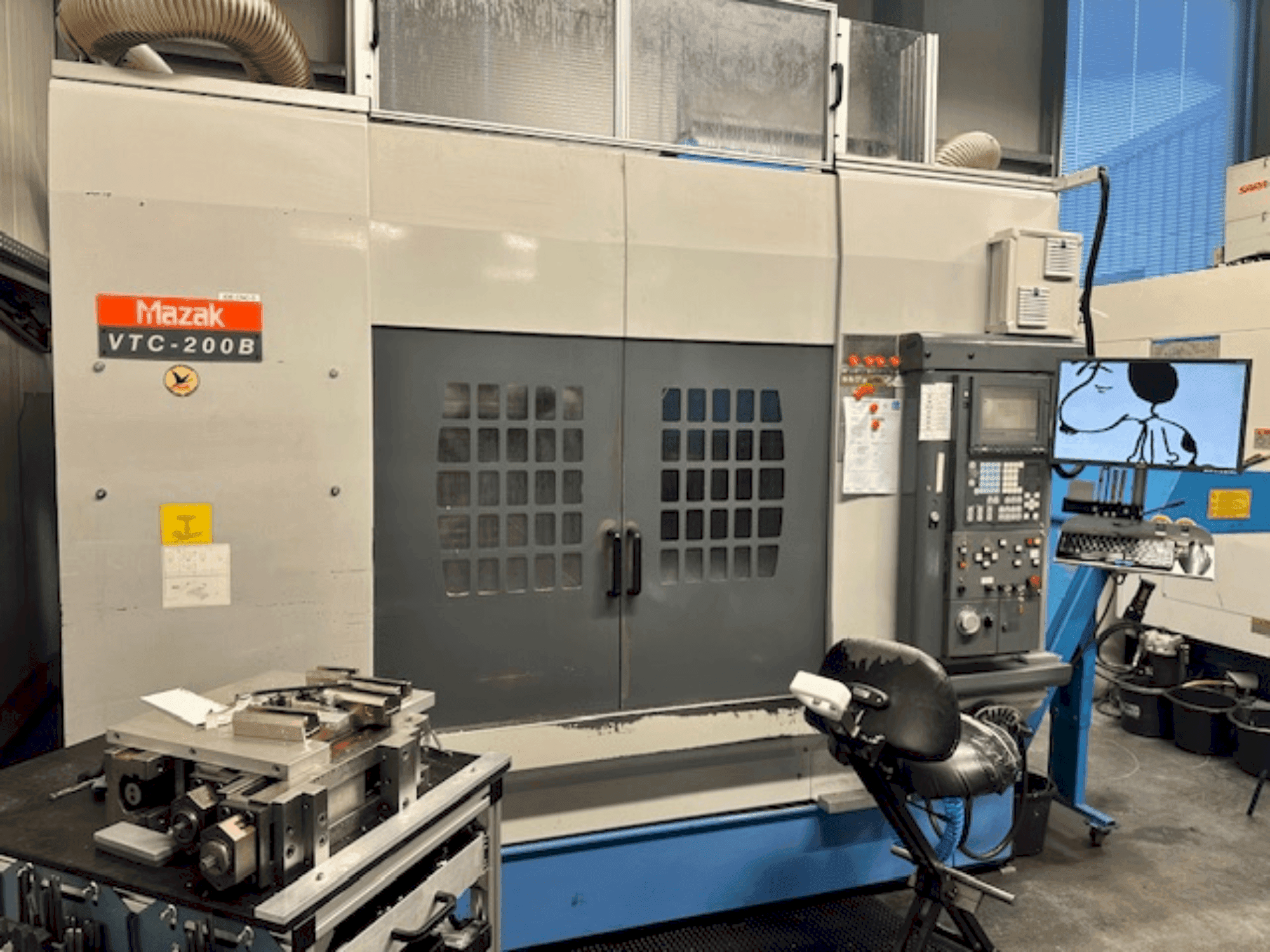 A Mazak VTV-200B gép elölnézete