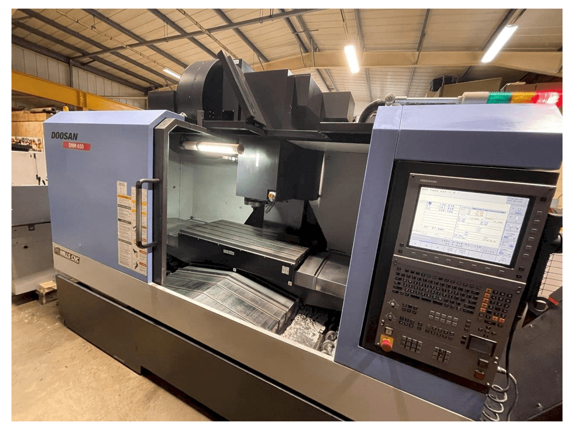 A Doosan DNM650 gép elölnézete