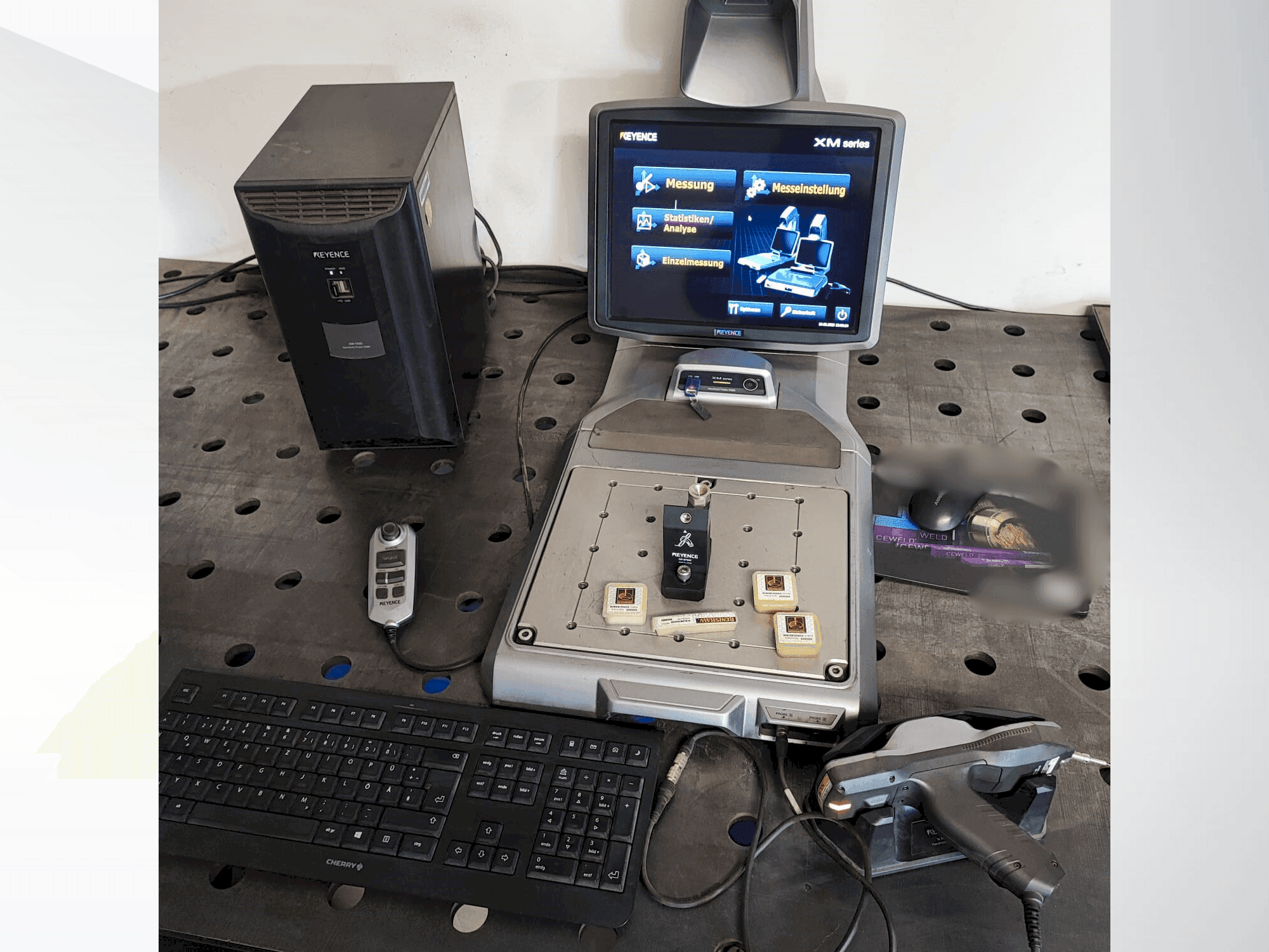 A KEYENCE XM-1000 gép elölnézete