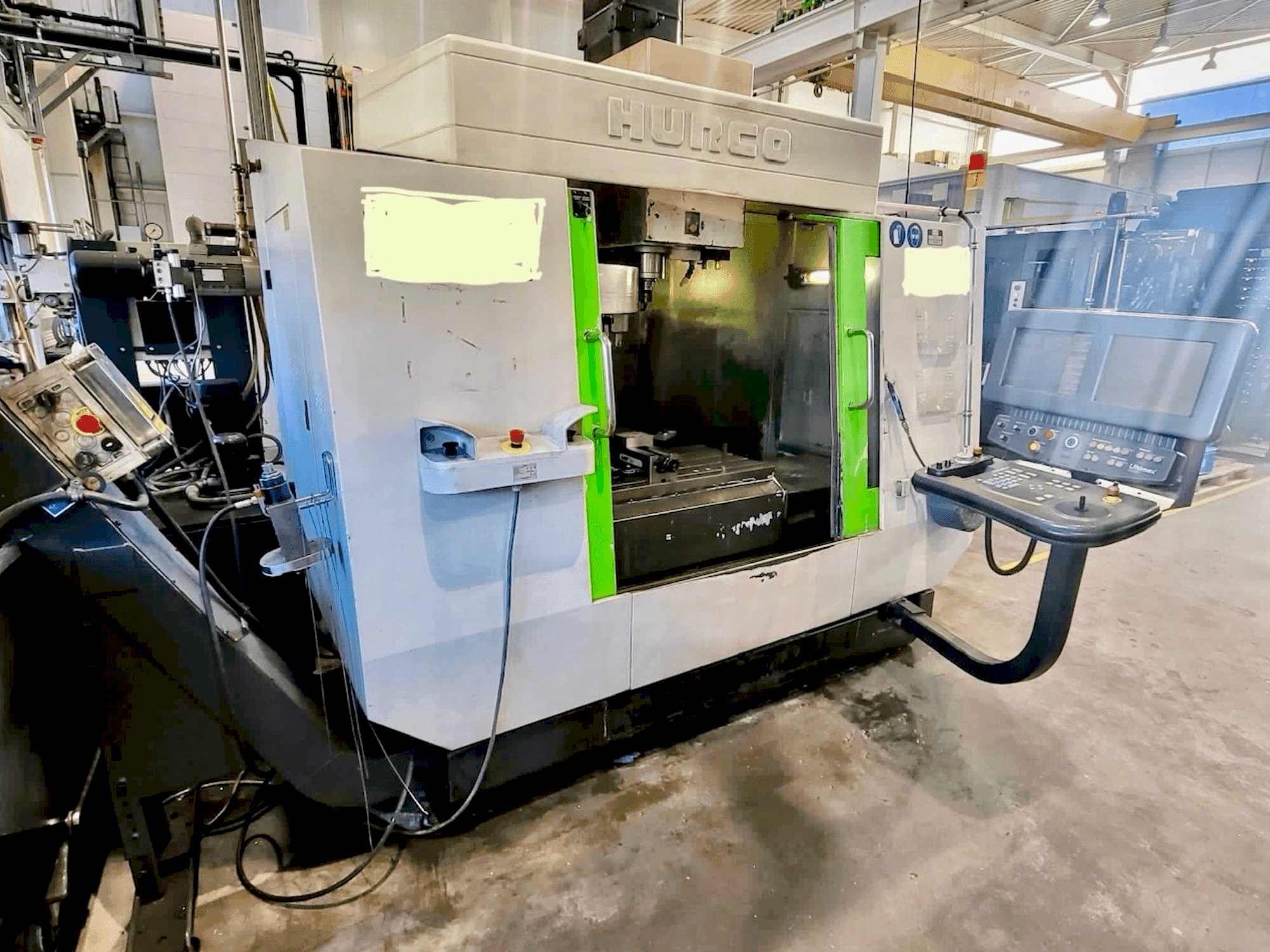 A Hurco BCM4020 gép elölnézete