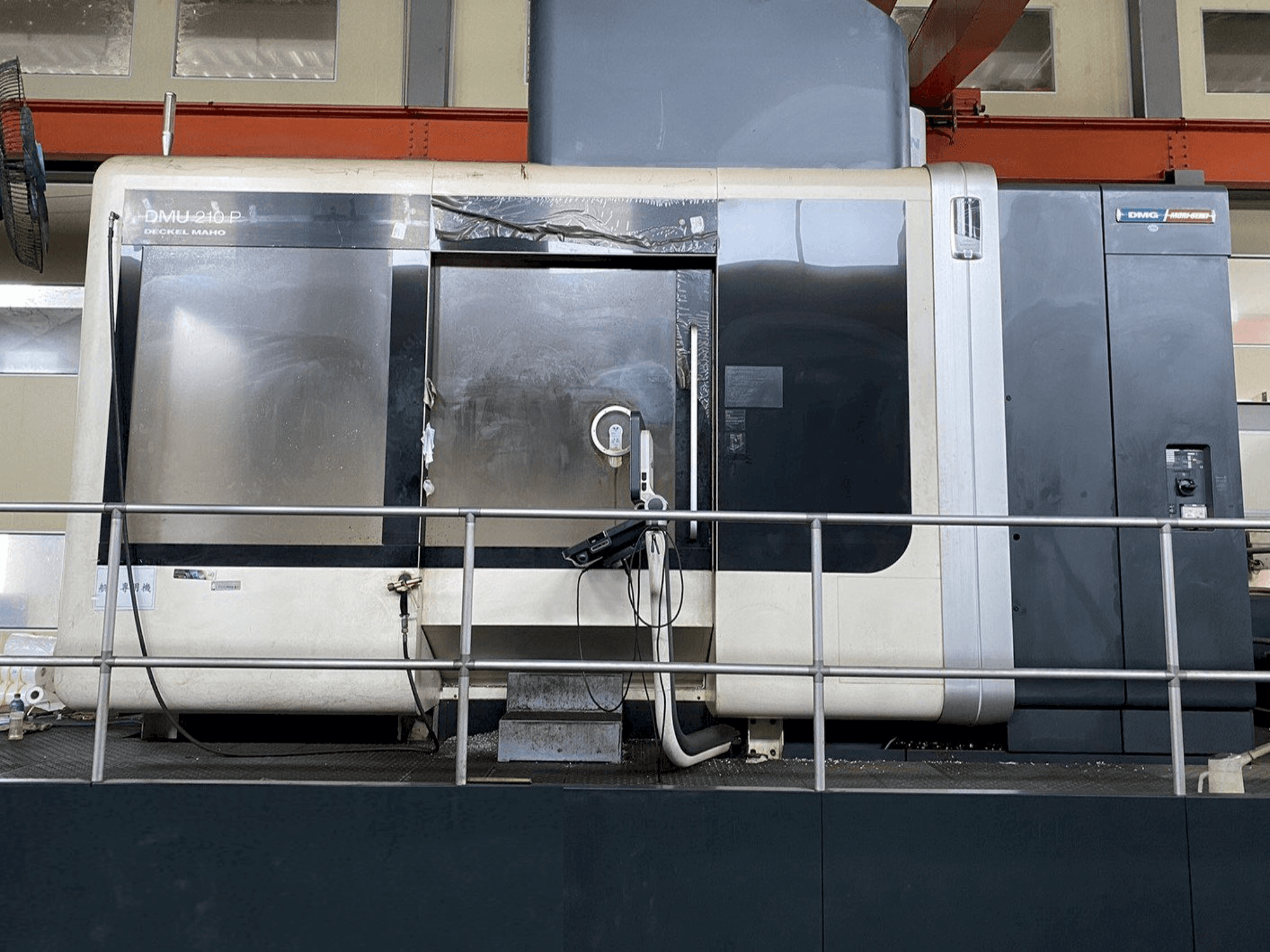 A DMG DMU210P gép elölnézete