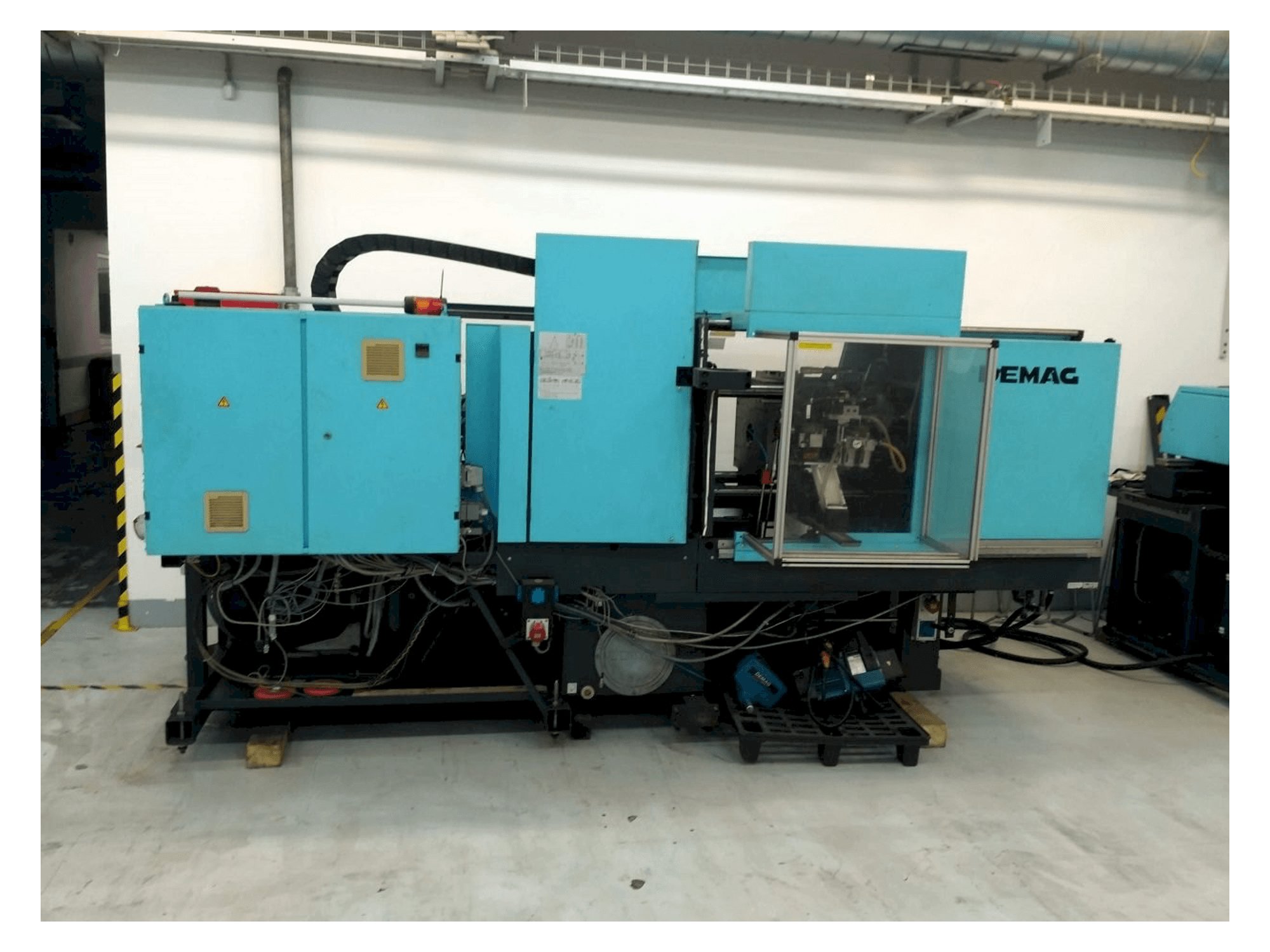 A DEMAG Ergotech Concept 800-200 gép elölnézete