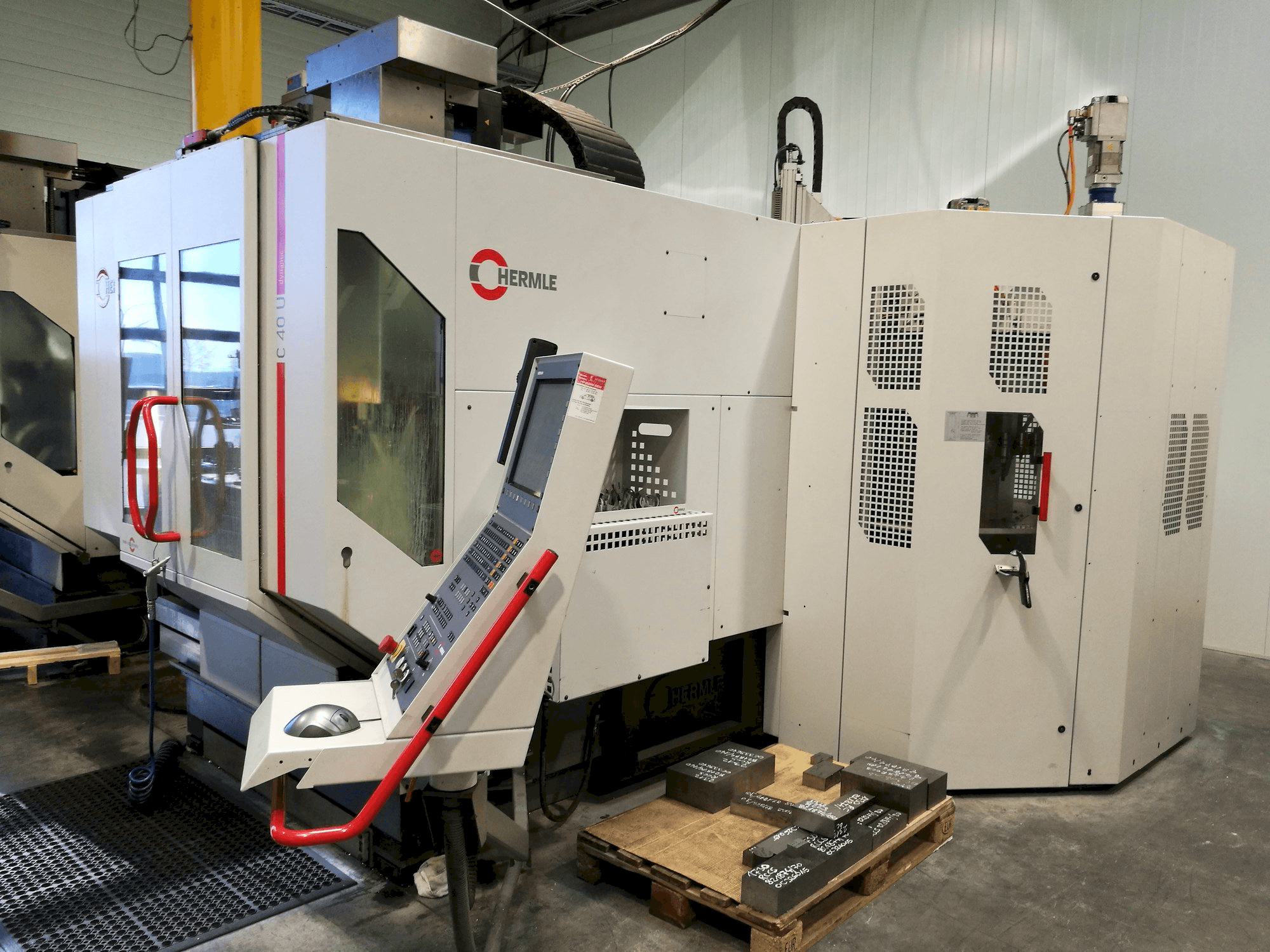 A HERMLE C40U dynamic gép elölnézete