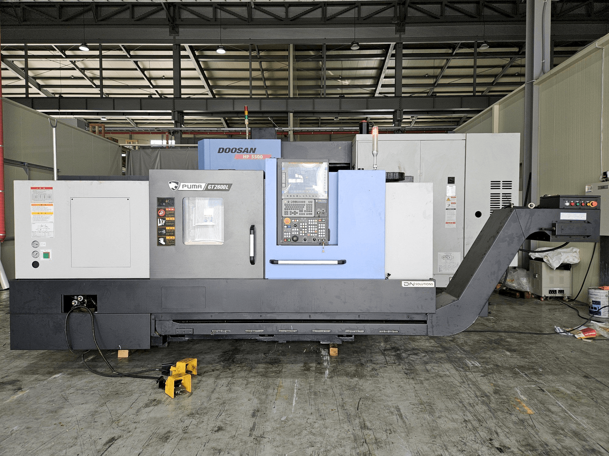 A DN SOLUTIONS PUMA GT2600L gép elölnézete