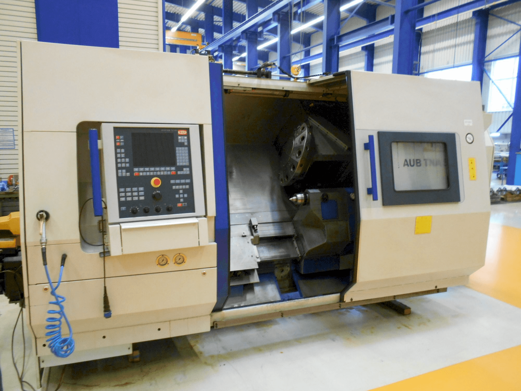 A TRAUB TNA 500 gép elölnézete