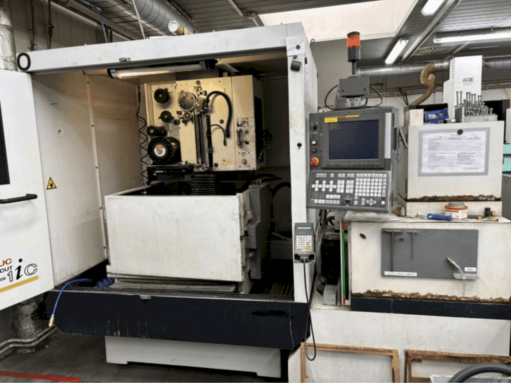 A FANUC ROBOCUT alpha-1iC gép elölnézete