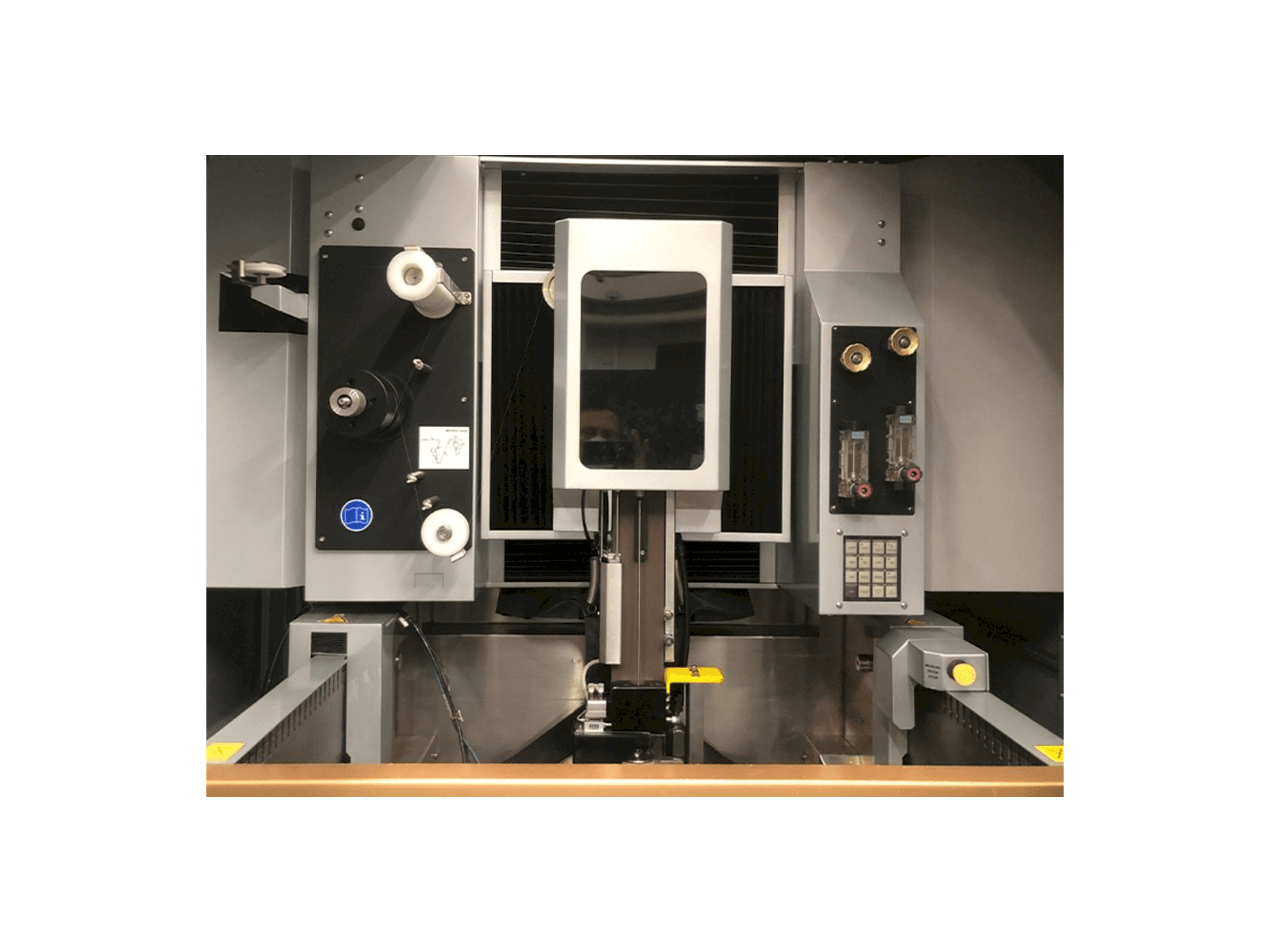 A EROWA Robot Compact 80 gép elölnézete