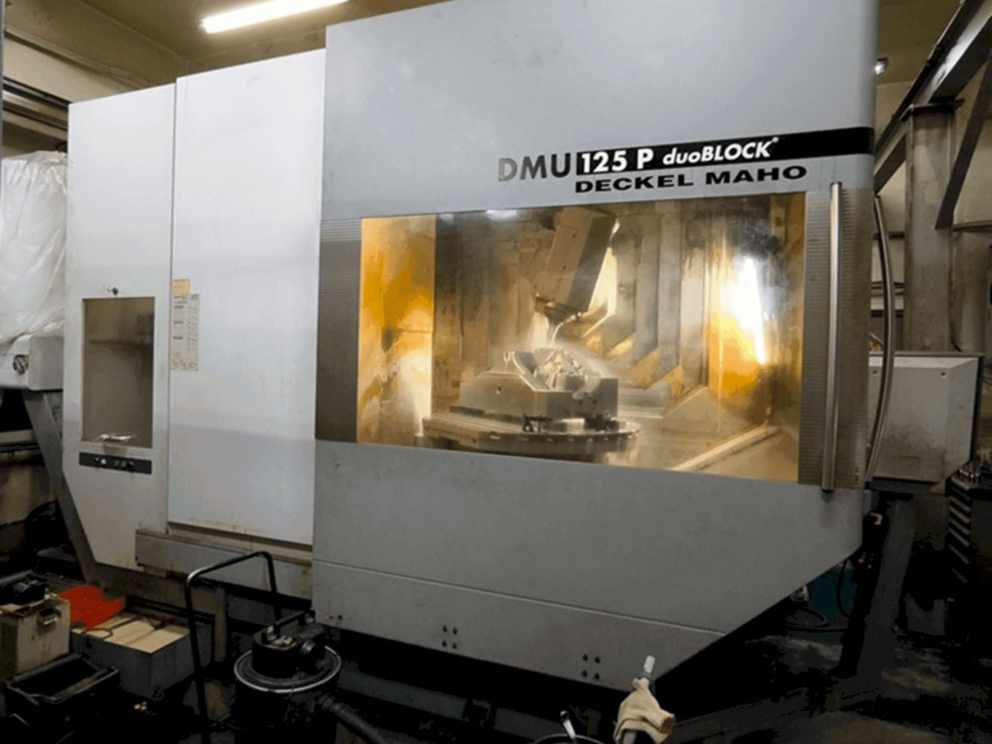 A DECKEL MAHO DMU 125 P duoBLOCK gép elölnézete
