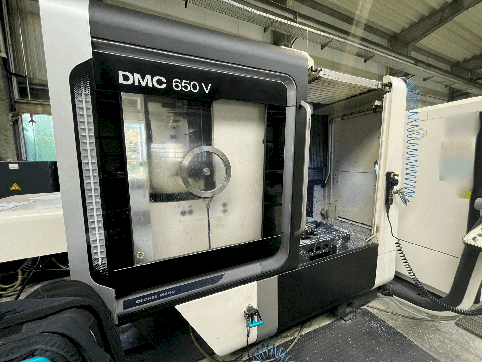 A DMG MORI DMC 650 V gép elölnézete