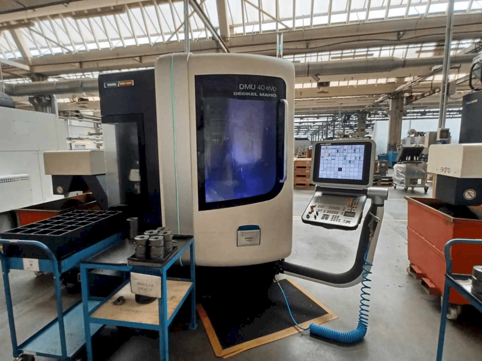 A DMG DMU 40 evo gép elölnézete