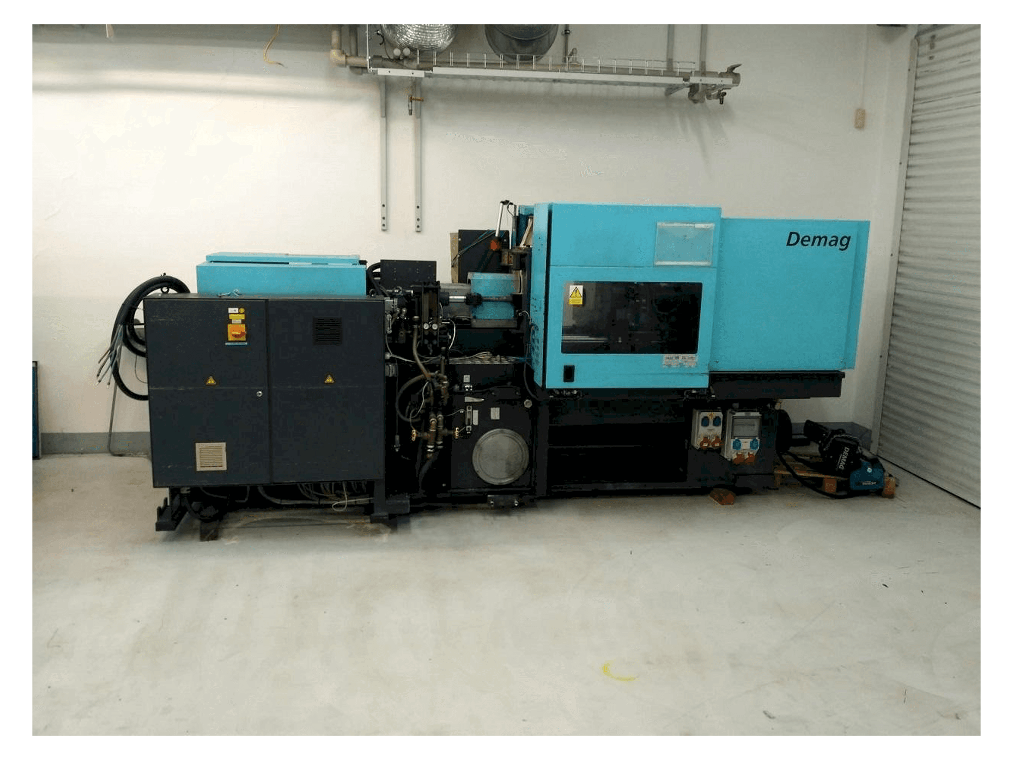 A DEMAG Ergotech Concept 800/420-310 gép elölnézete