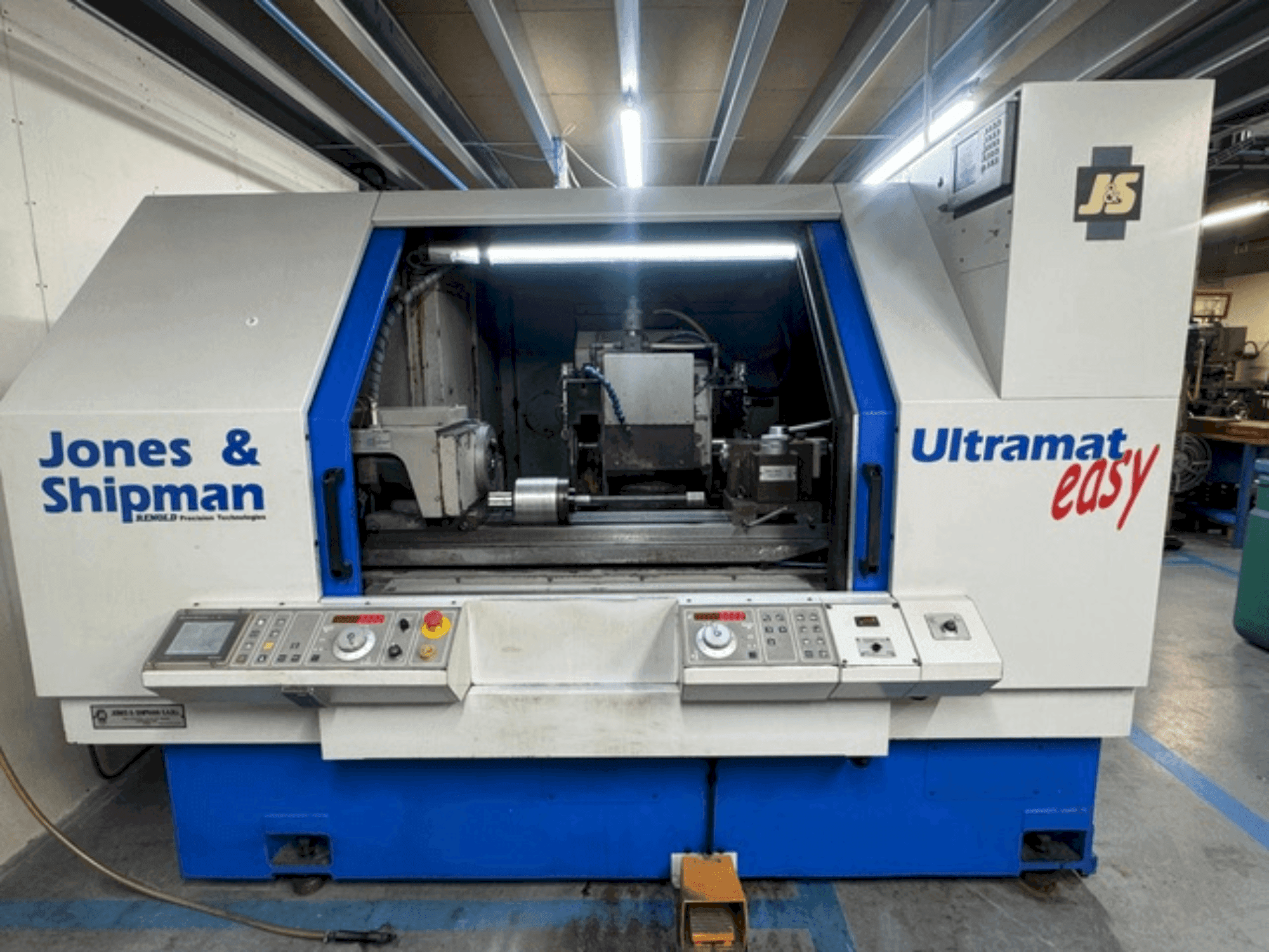 A Jones & Shipman ULTRAMAT EASY CNC gép elölnézete