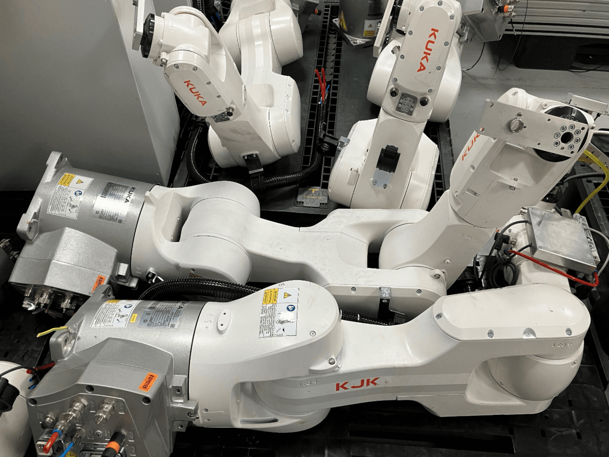 KUKA KR 10 R900 CR robotkar oldalnézetben, a csuklószerkezet, a motorok és a kábelezés részleteinek bemutatásával.