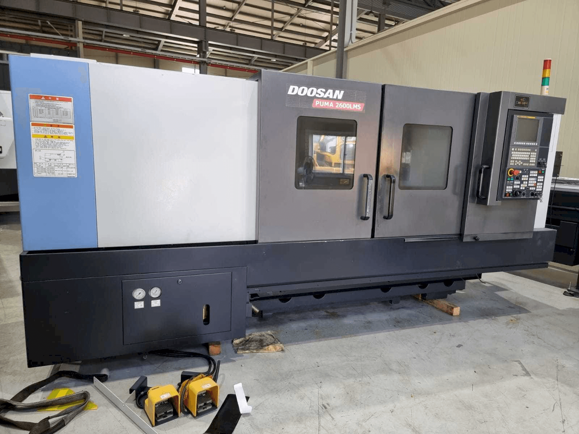 A Doosan PUMA 2600LMS gép elölnézete