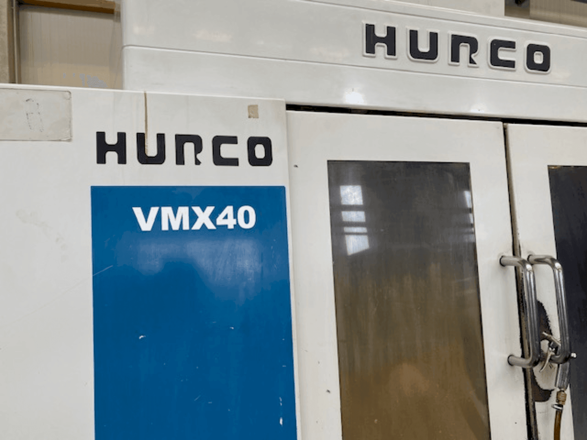 A Hurco VMX 40 gép elölnézete
