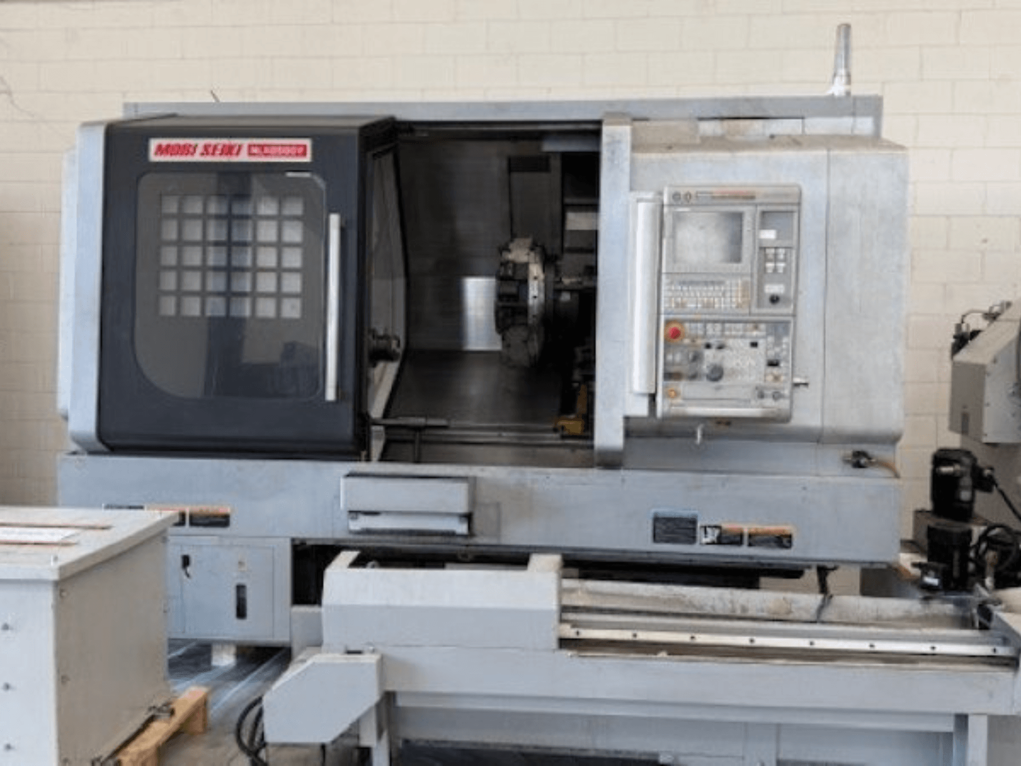 MORI SEIKI NLX 2500Y vízszintes esztergagép, elölnézetből, a vezérlőpanel és a munkaterület bemutatása.