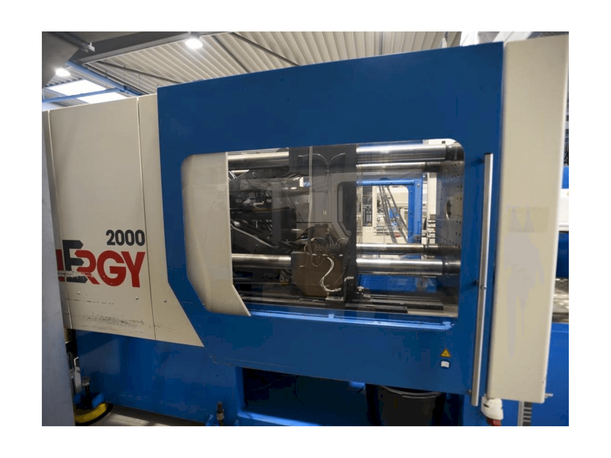A Netstal SynErgy 2000-460 gép elölnézete