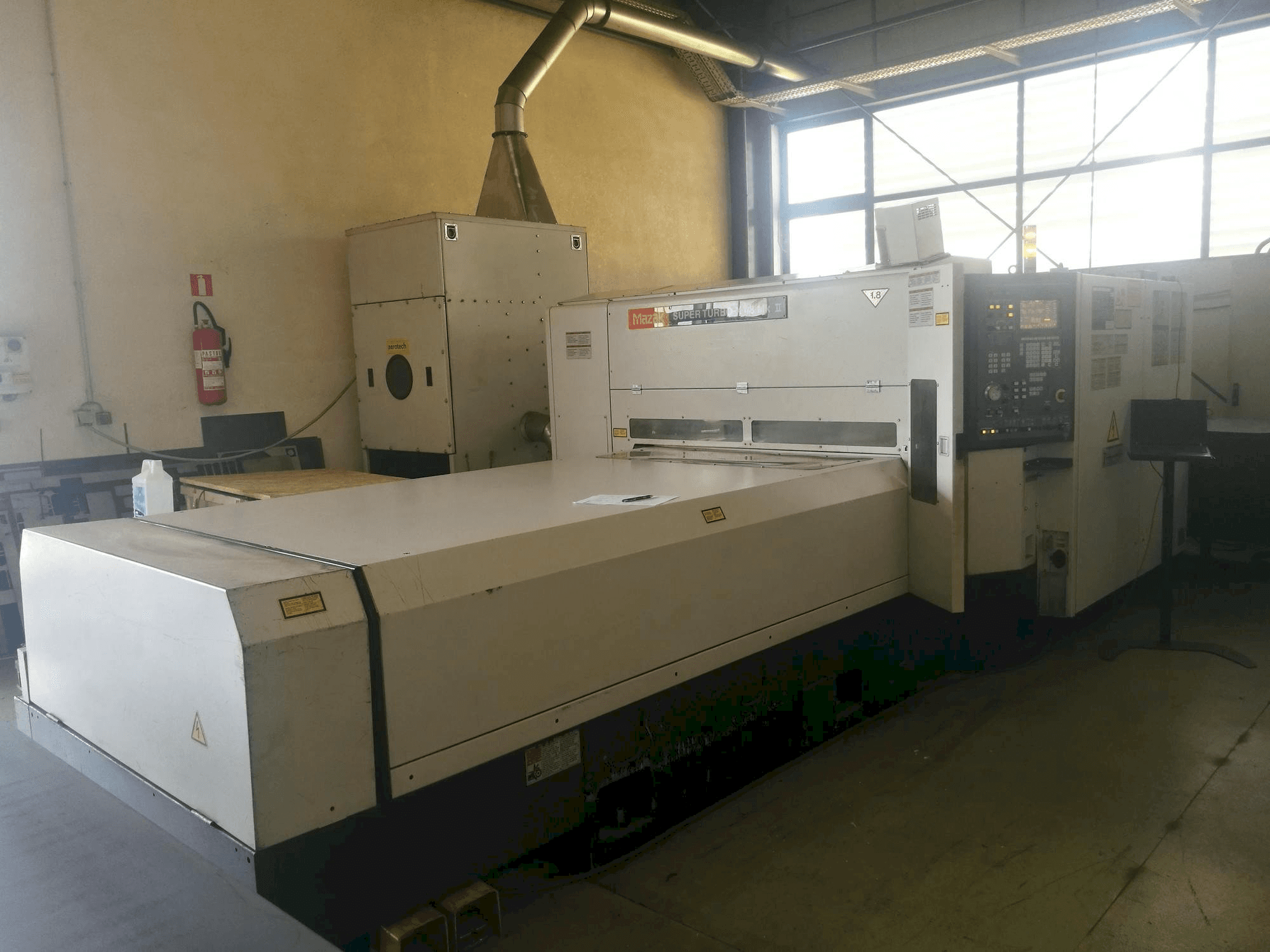 A Mazak Super Turbo-X 48 Mk II gép elölnézete