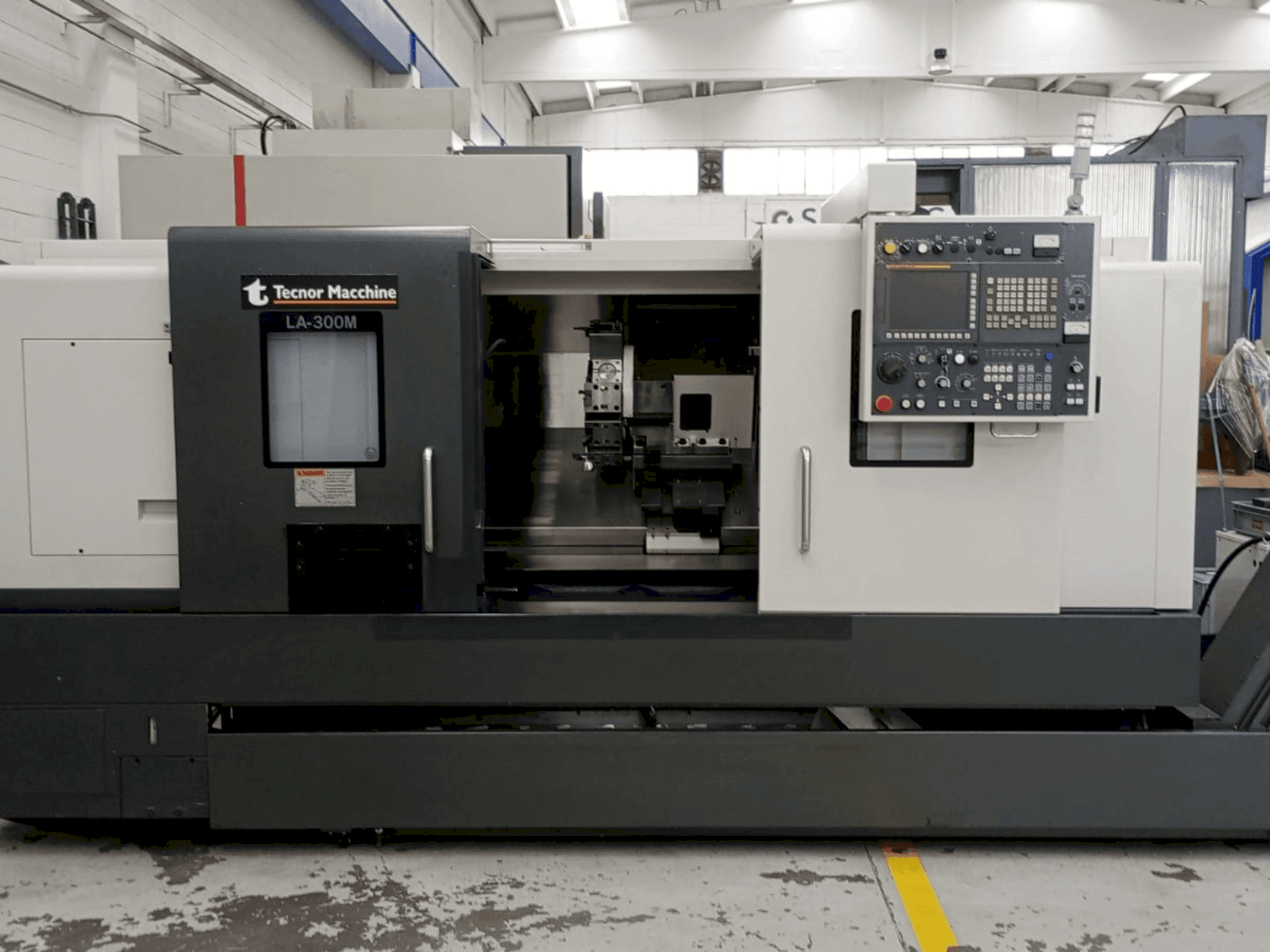 A Takisawa LA-300 CNC gép elölnézete