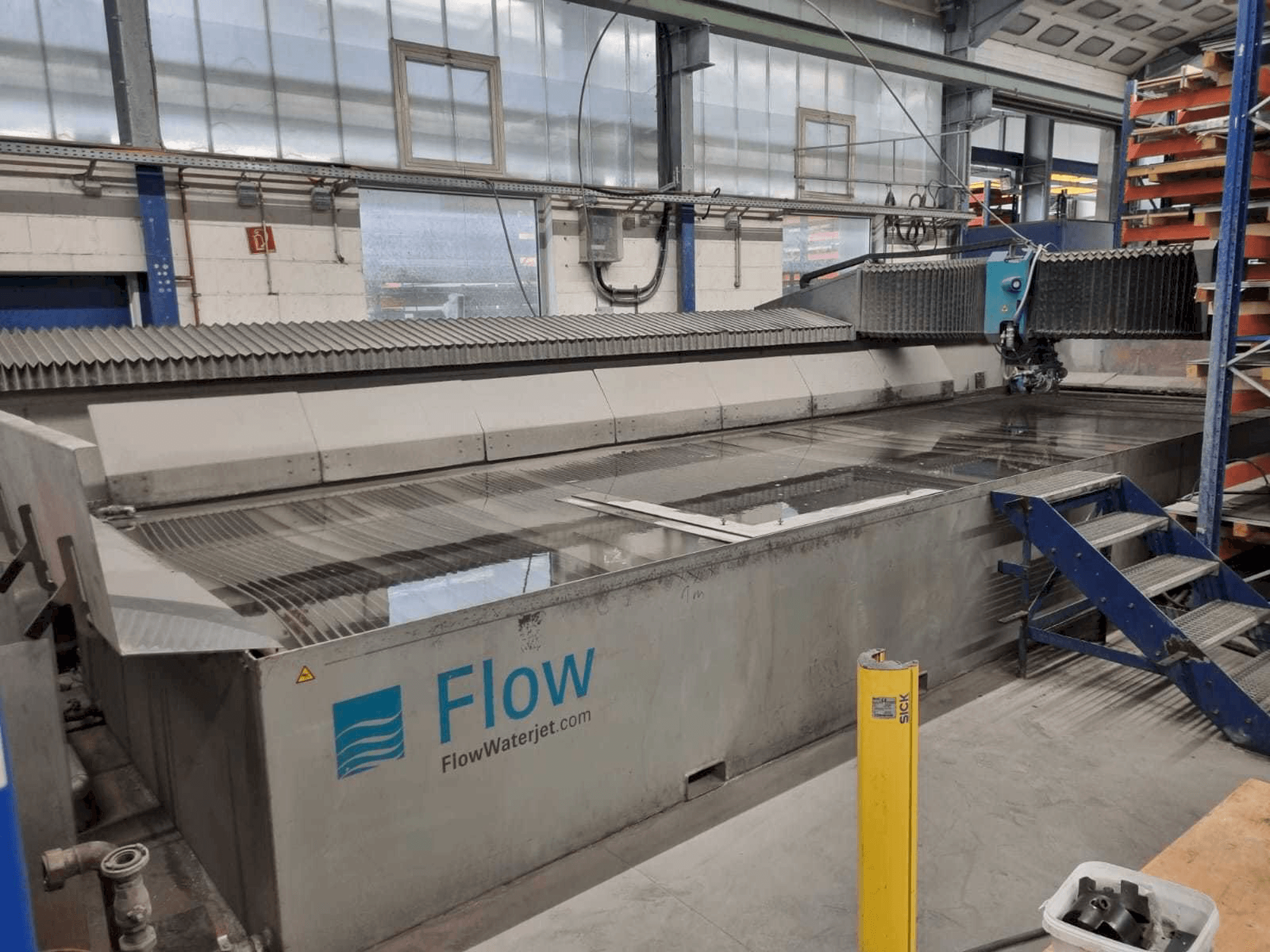 A Flow ADS 24/ll gép elölnézete