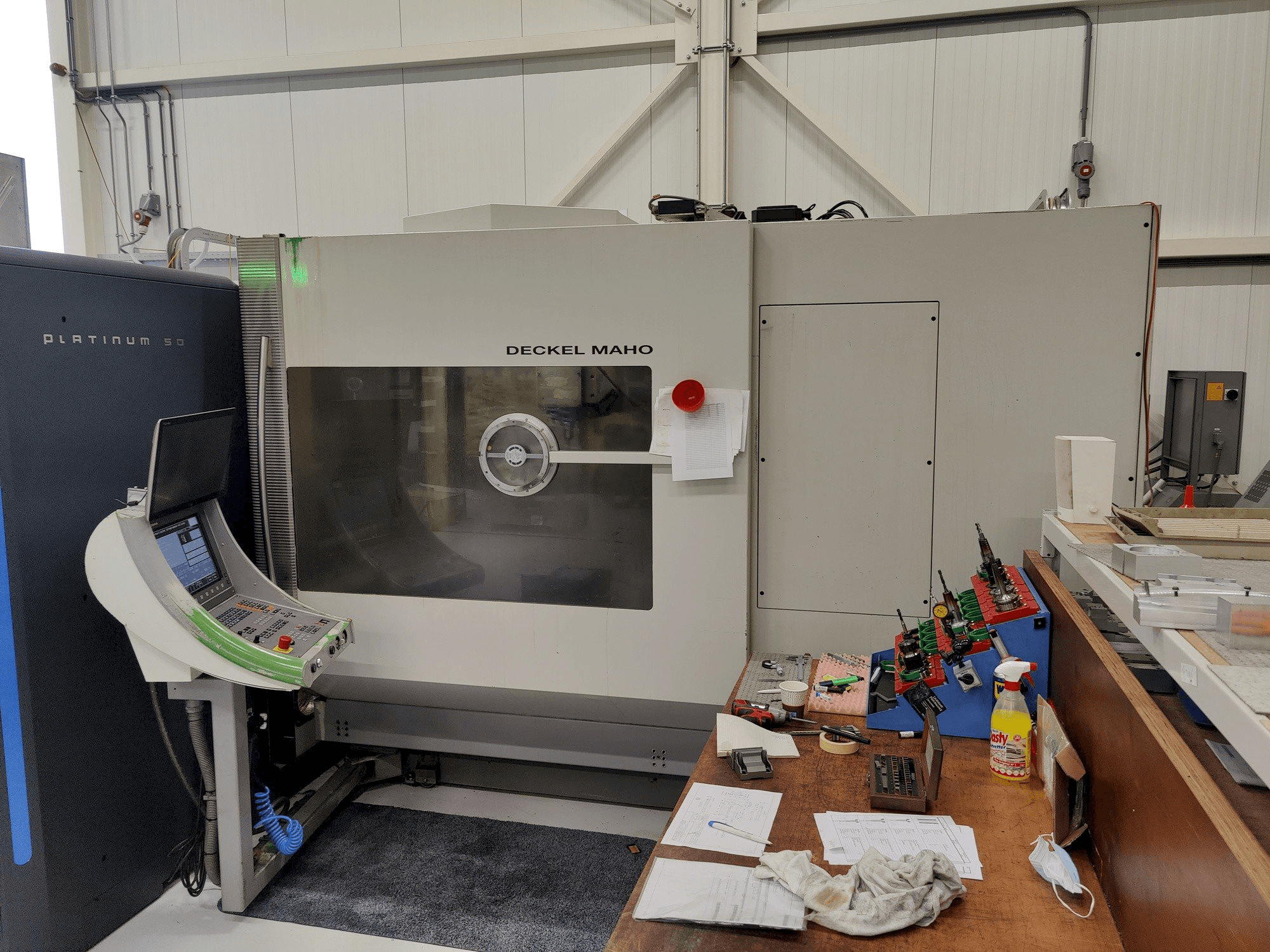 A DMU 80P HD gép elölnézete