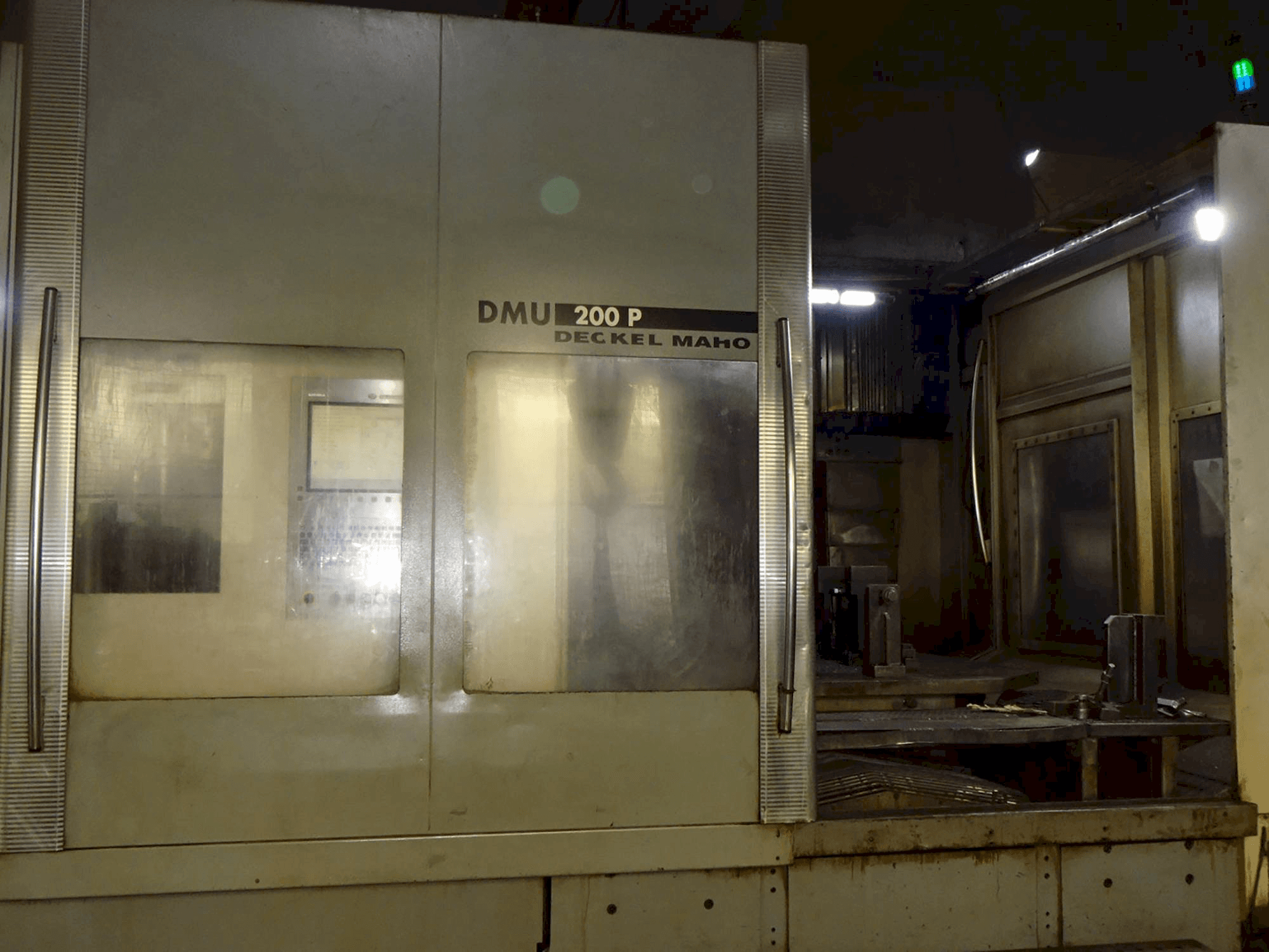 A DECKEL MAHO DMU 200P gép elölnézete