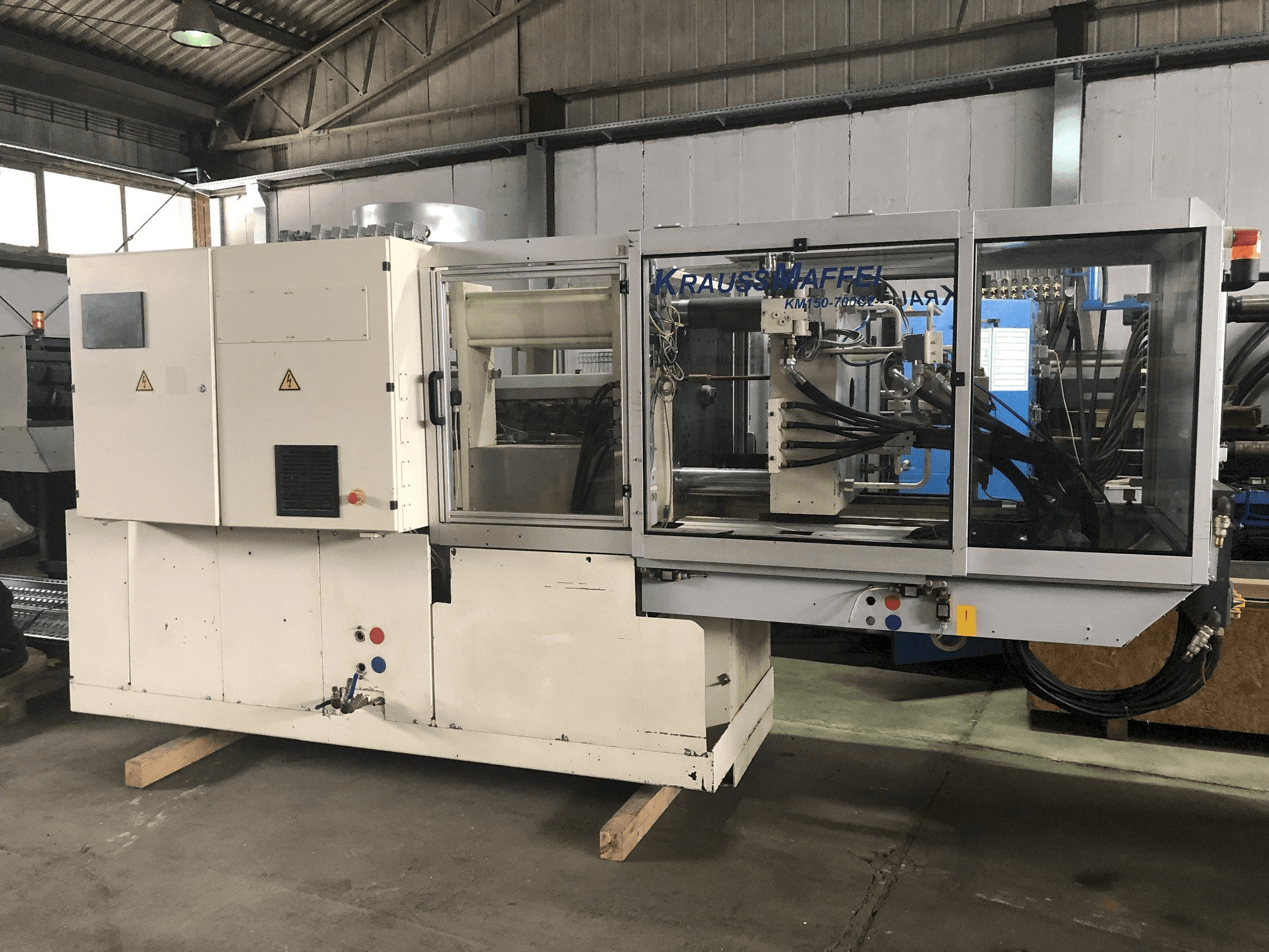 A Krauss Maffei 150-700 C2 gép elölnézete