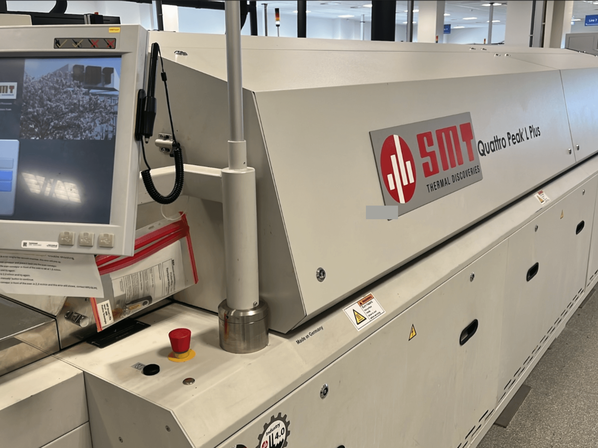 SMT Quattro Peak L Plus szerszámgép, előlnézet, jól látható a kezelőpanel, a biztonsági gombok és a márkajelzés.