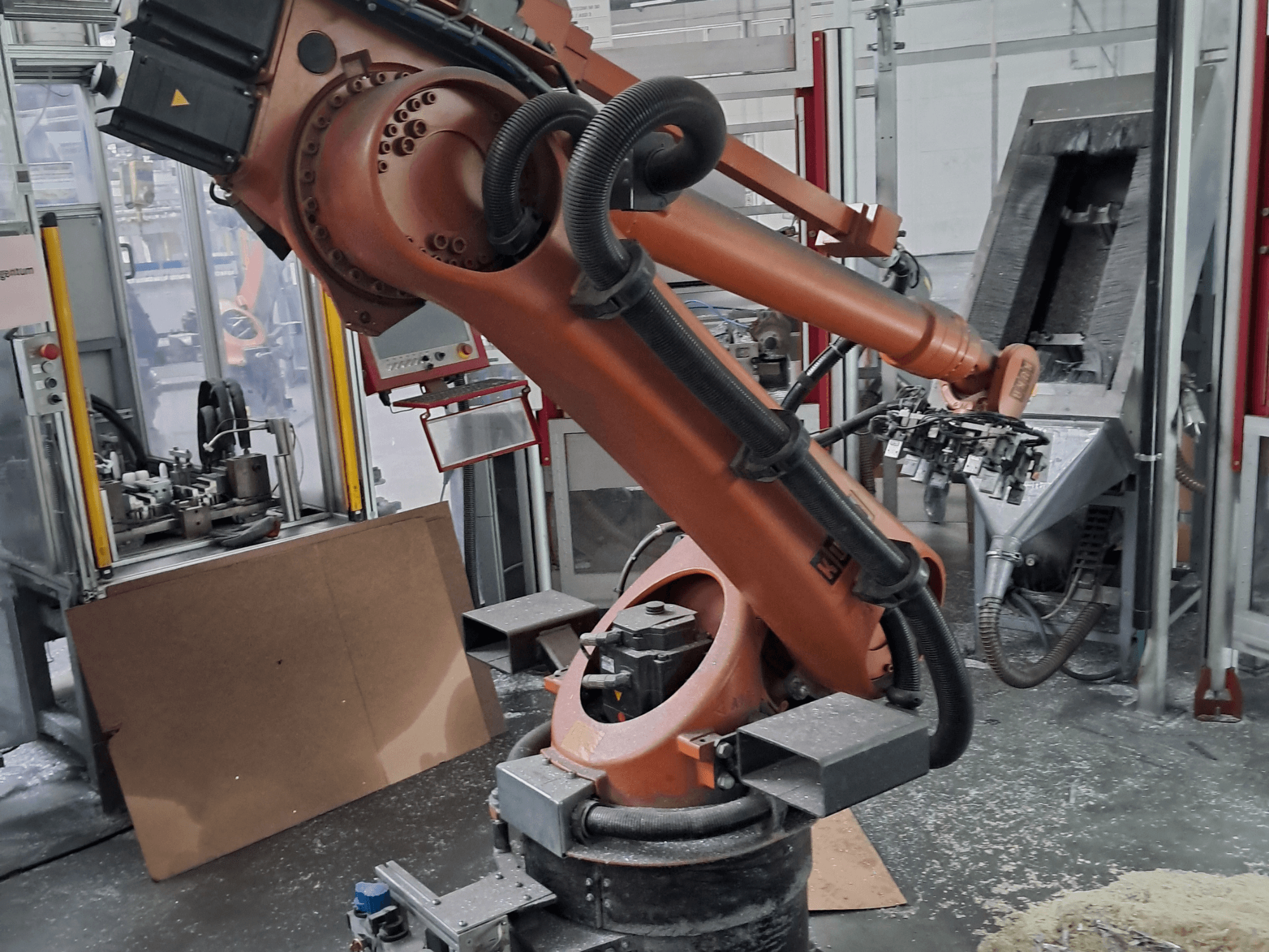 KUKA KR 30 L 16-2 robotkar egy műhelyben, elölnézetből. A képen láthatók a csuklós ízületek és az ipari munkaterület háttere.