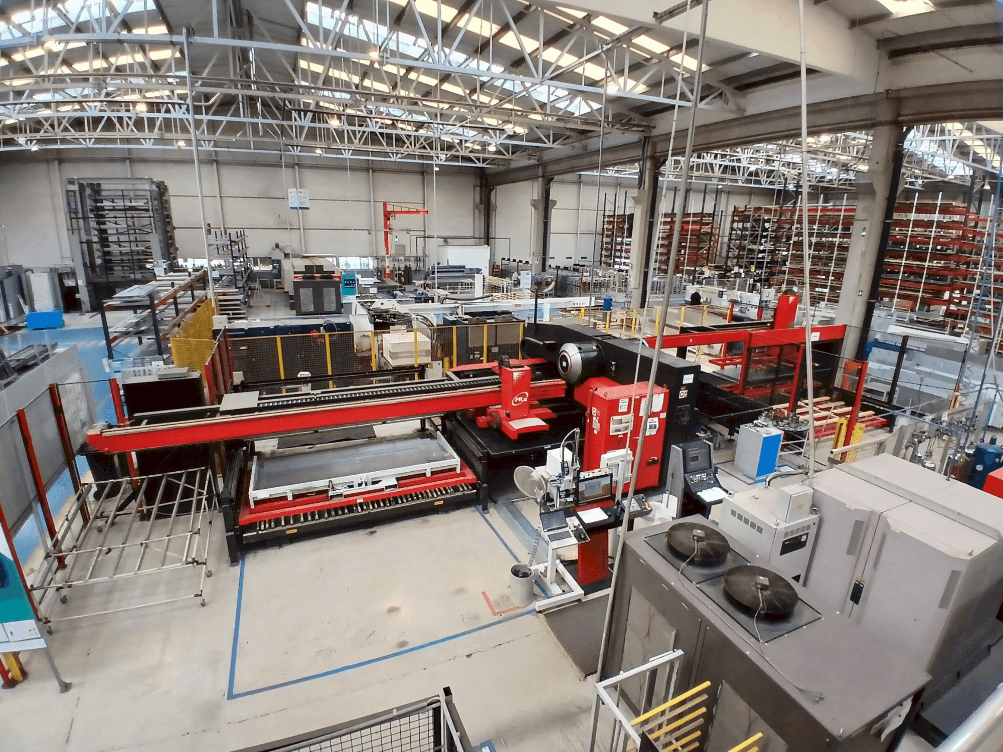 A AMADA EMZ 3612 M2 gép elölnézete