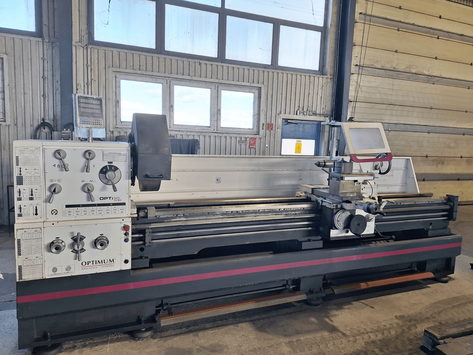 Optimum OptiTurn TH 8030D vízszintes esztergagép oldalnézetben, vezérlőpanellel, szerszámtartóval és stabil talppal.