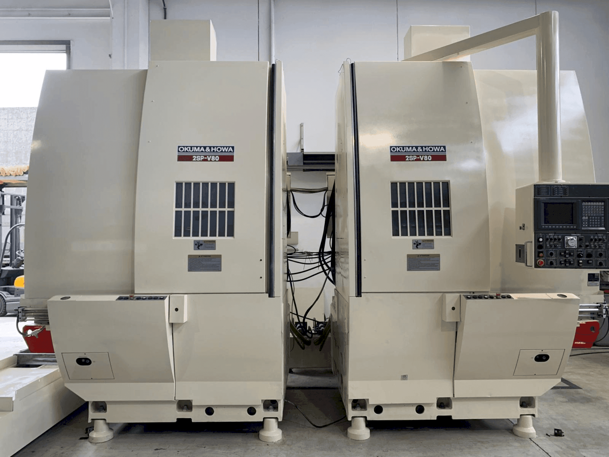 A Okuma 2SP-V80 gép elölnézete