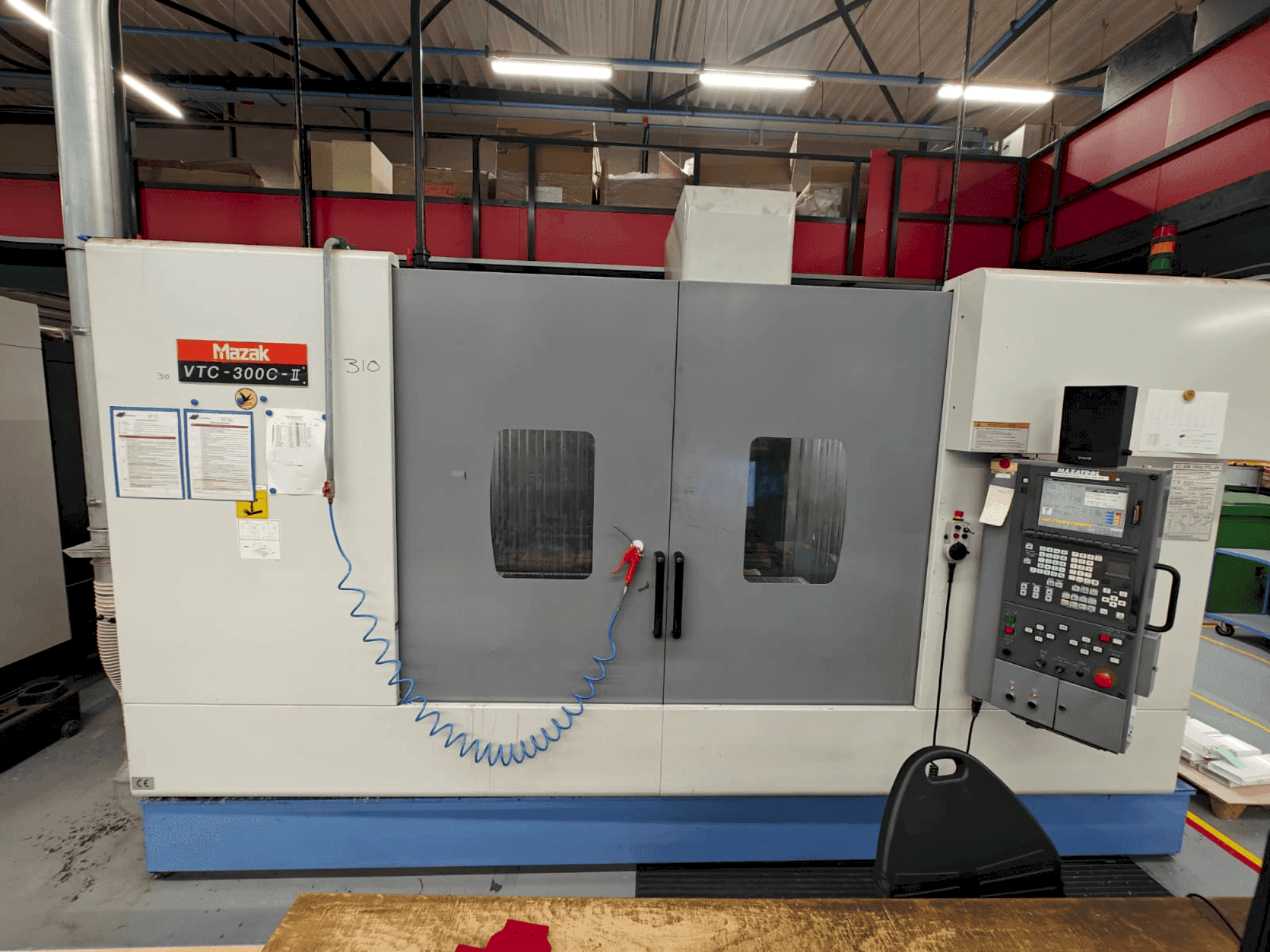 A Mazak VTC-300C gép elölnézete