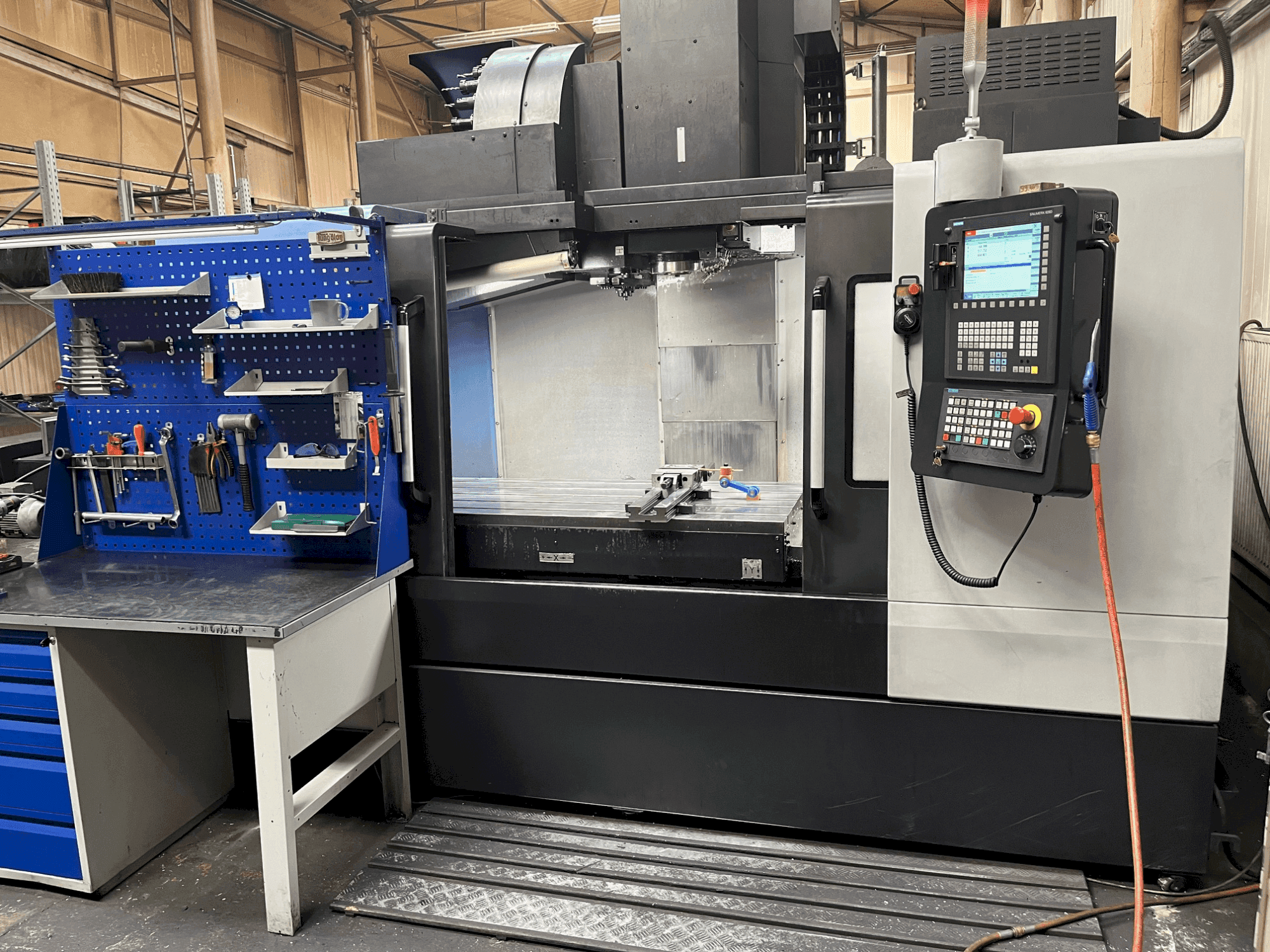 A DOOSAN DNM 6700 gép elölnézete