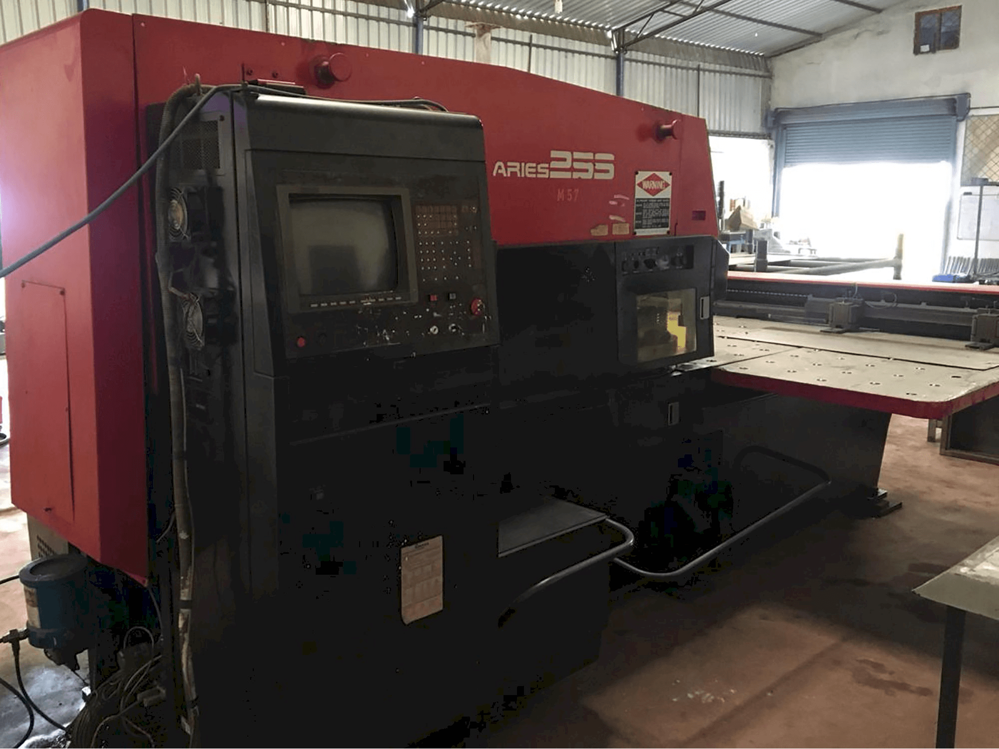 A AMADA ARIES 255 gép bal oldali nézete