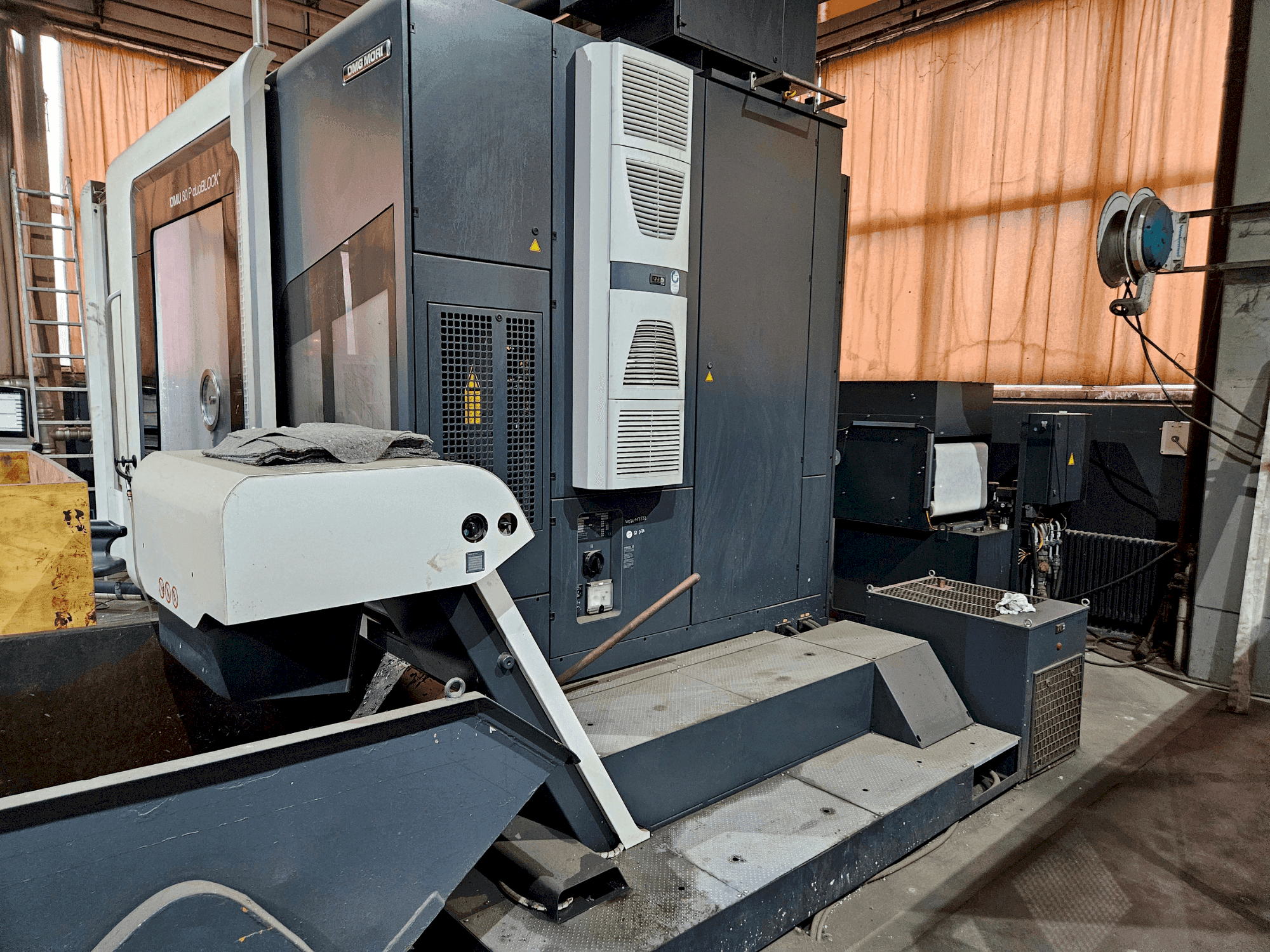 A DMG MORI DMU 80 P duoBLOCK gép elölnézete