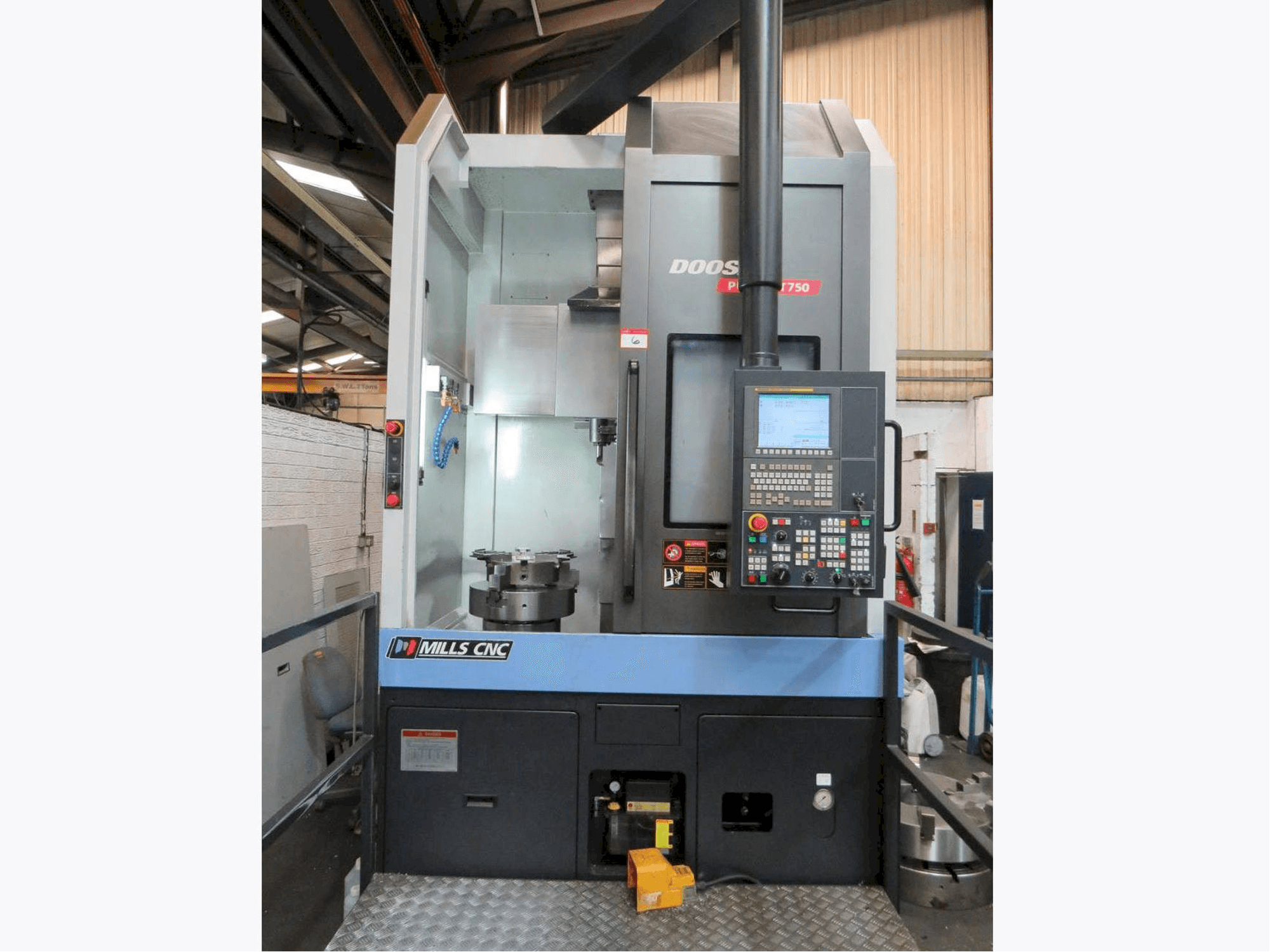 A Doosan Puma VT-750 gép elölnézete