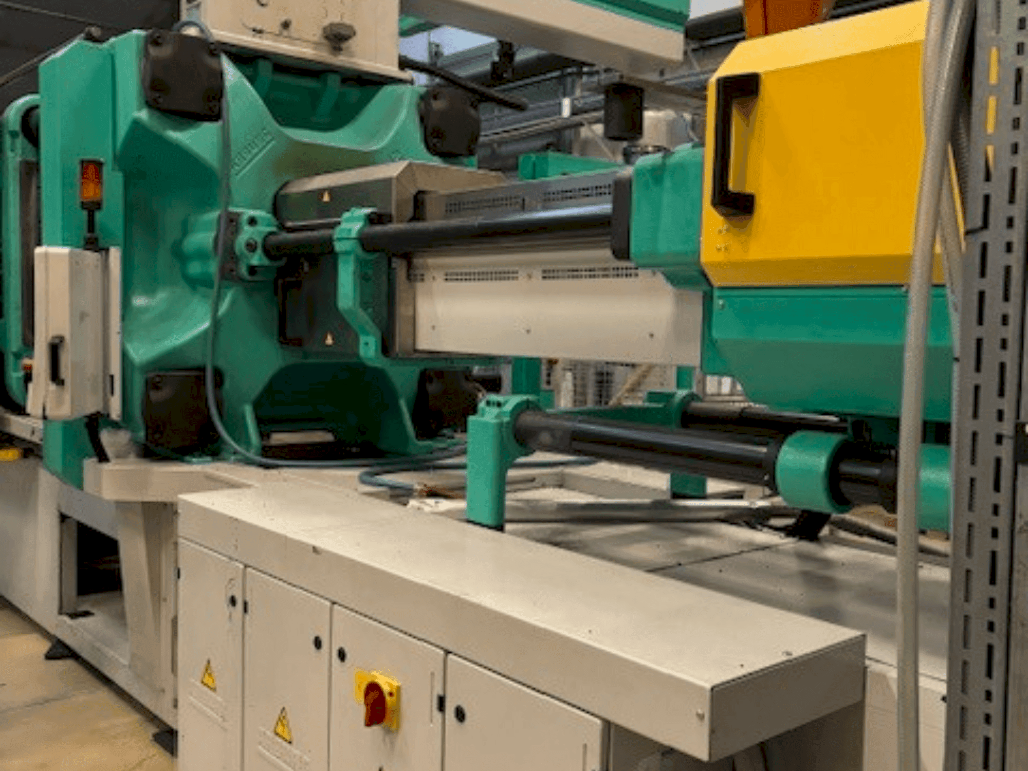 A Arburg Allrounder 920S 5000-3200 gép elölnézete