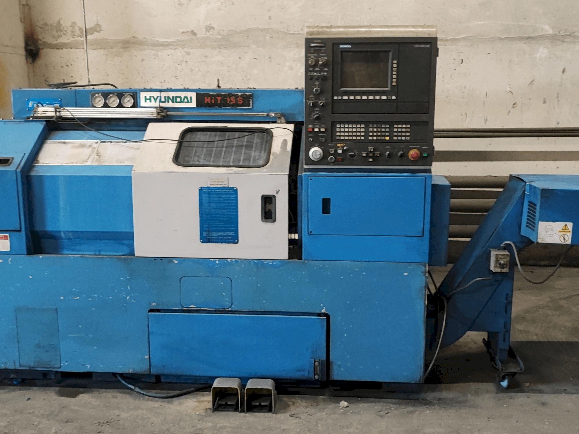 A Hyundai HIT15s gép elölnézete