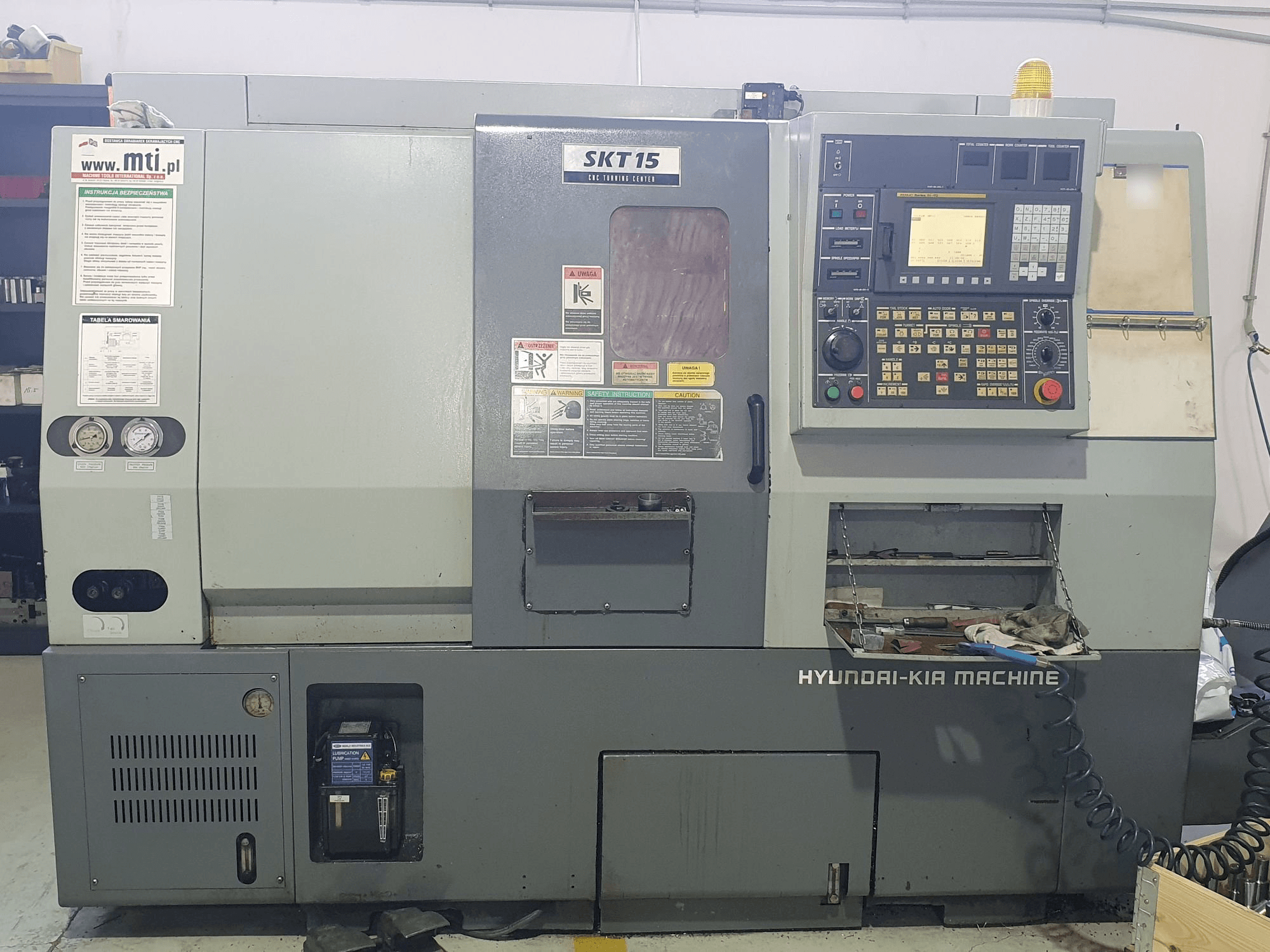 A Hyundai Kia SKT15 gép elölnézete